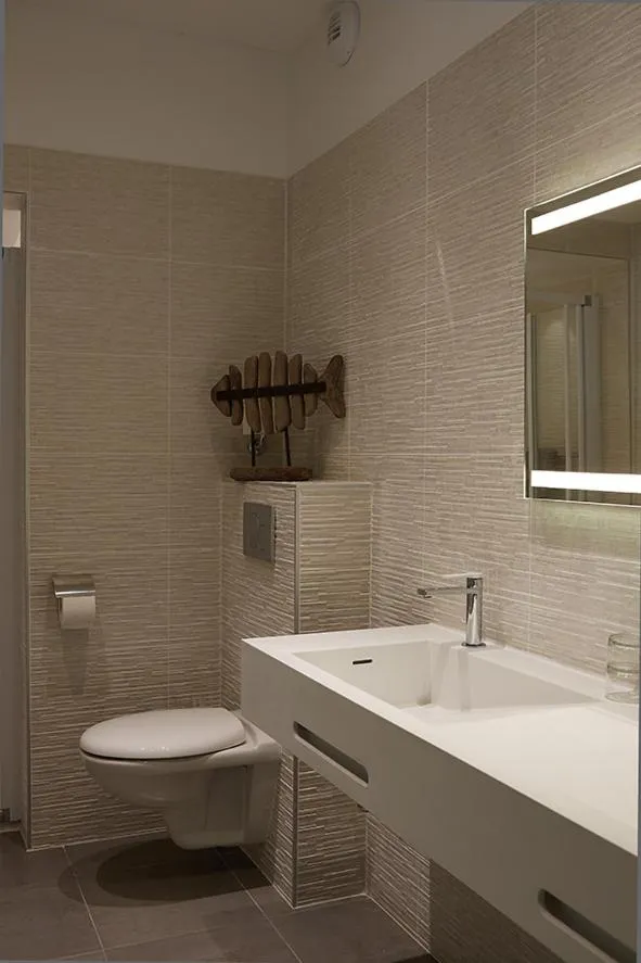 Bathroom in The Originals Hôtel Le Cise Restaurant Chambres et Suites