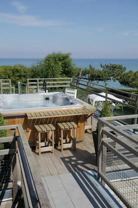 Hot Tub in The Originals Hôtel Le Cise Restaurant Chambres et Suites