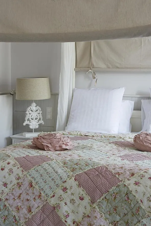 Bed in The Originals Hôtel Le Cise Restaurant Chambres et Suites