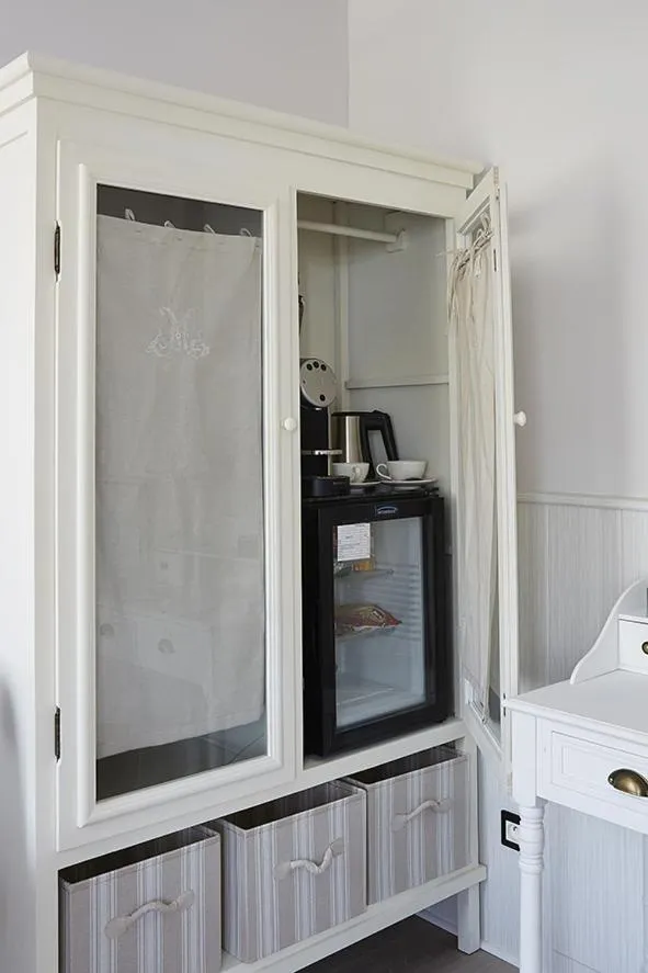 oven in The Originals Hôtel Le Cise Restaurant Chambres et Suites