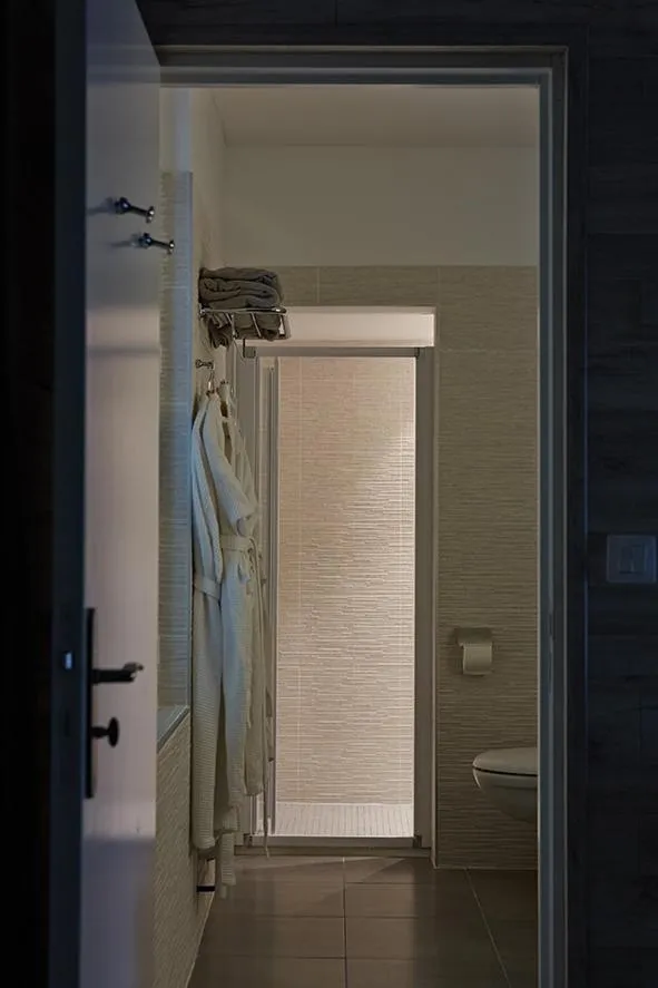 Bathroom in The Originals Hôtel Le Cise Restaurant Chambres et Suites