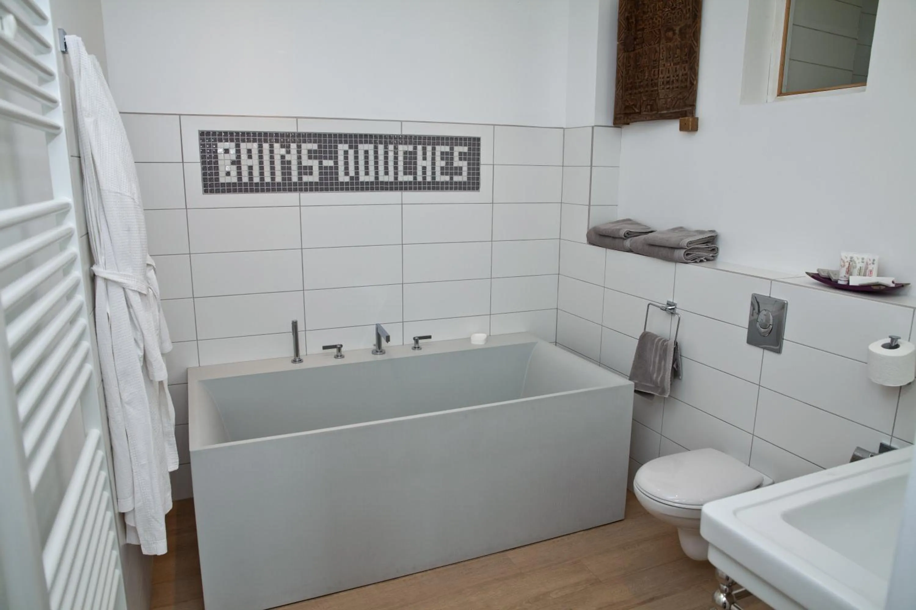 Bathroom in The Originals Hôtel Le Cise Restaurant Chambres et Suites