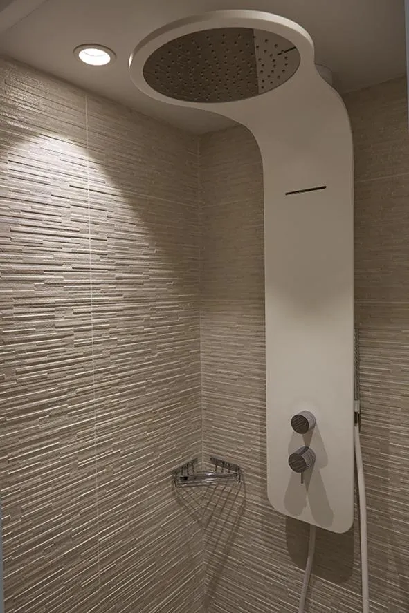 Shower in The Originals Hôtel Le Cise Restaurant Chambres et Suites