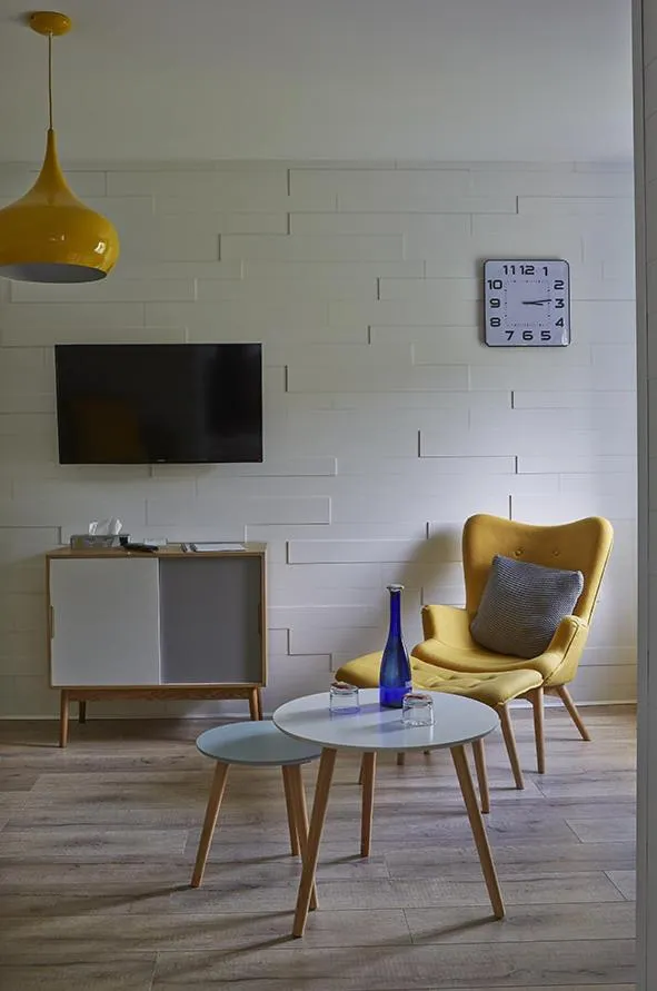 TV and multimedia in The Originals Hôtel Le Cise Restaurant Chambres et Suites