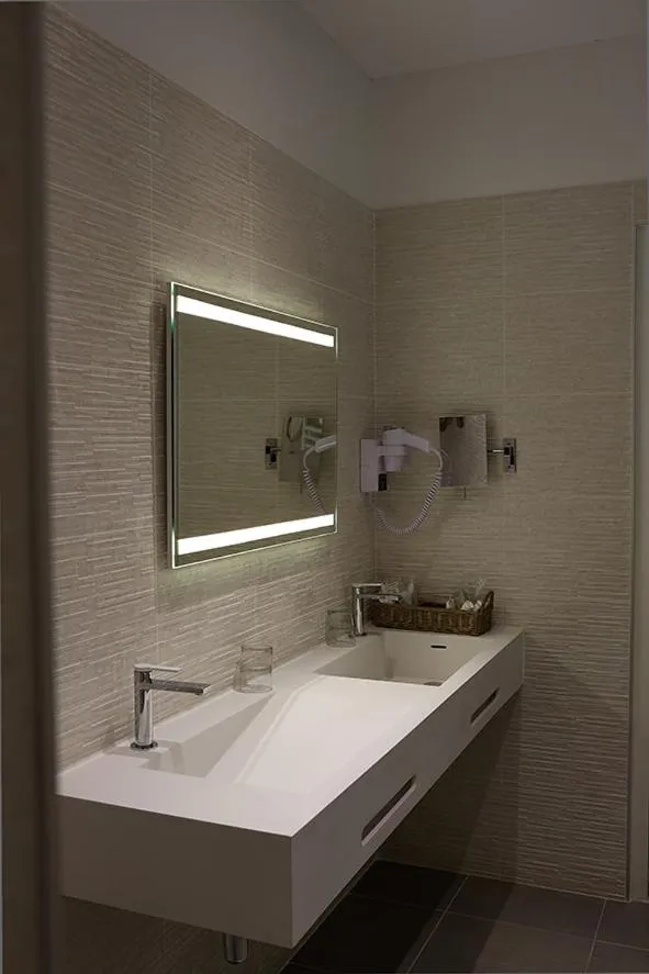 Bathroom in The Originals Hôtel Le Cise Restaurant Chambres et Suites