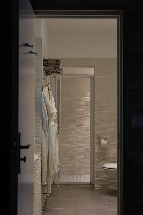 Bathroom in The Originals Hôtel Le Cise Restaurant Chambres et Suites