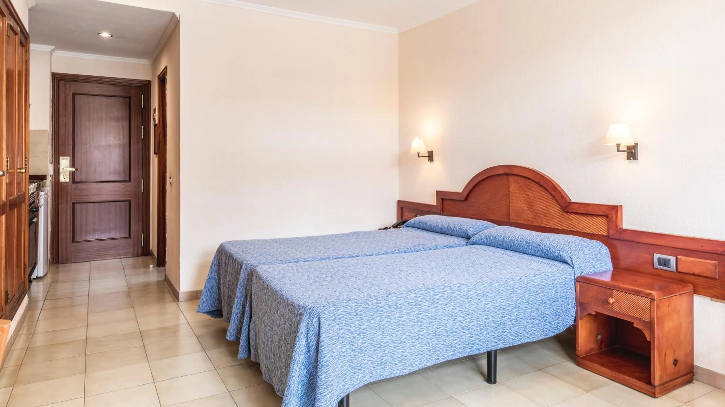 Photo of the whole room, Bed in Be Smart Florida Plaza