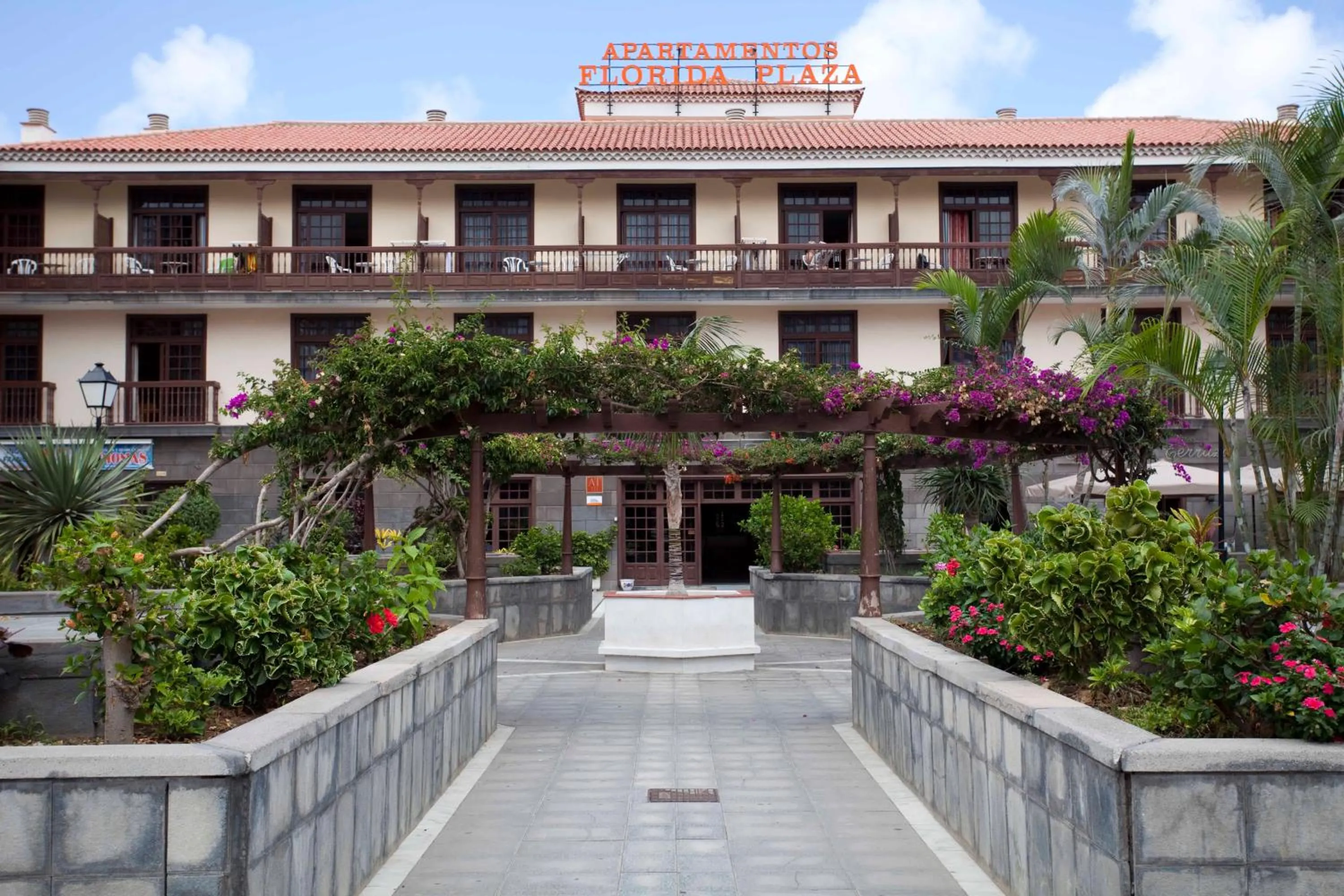 Facade/entrance in Be Smart Florida Plaza