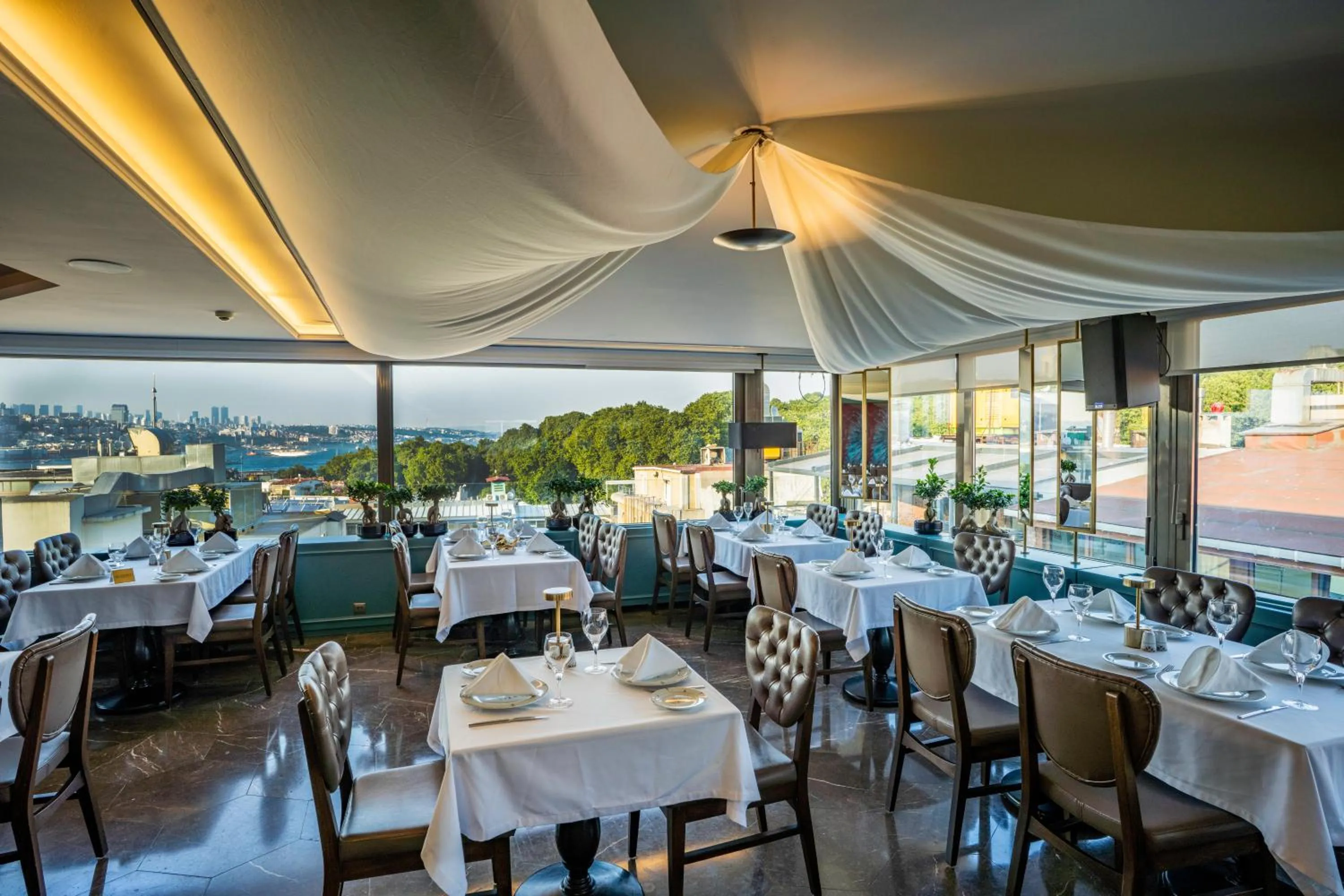 Restaurant/places to eat in Hotel Sultania Boutique Class