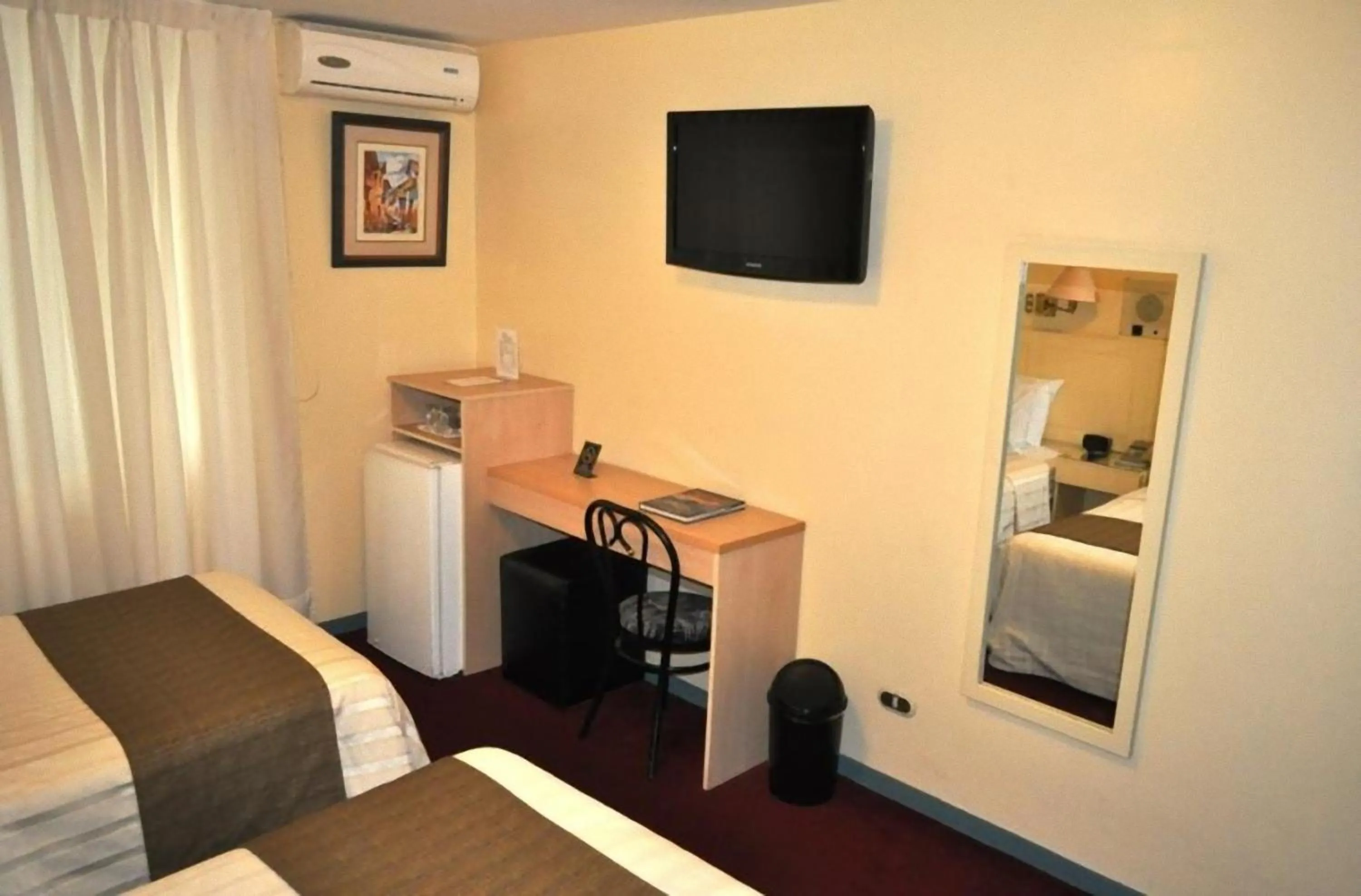 Bedroom, Bed in Embajadores Hotel