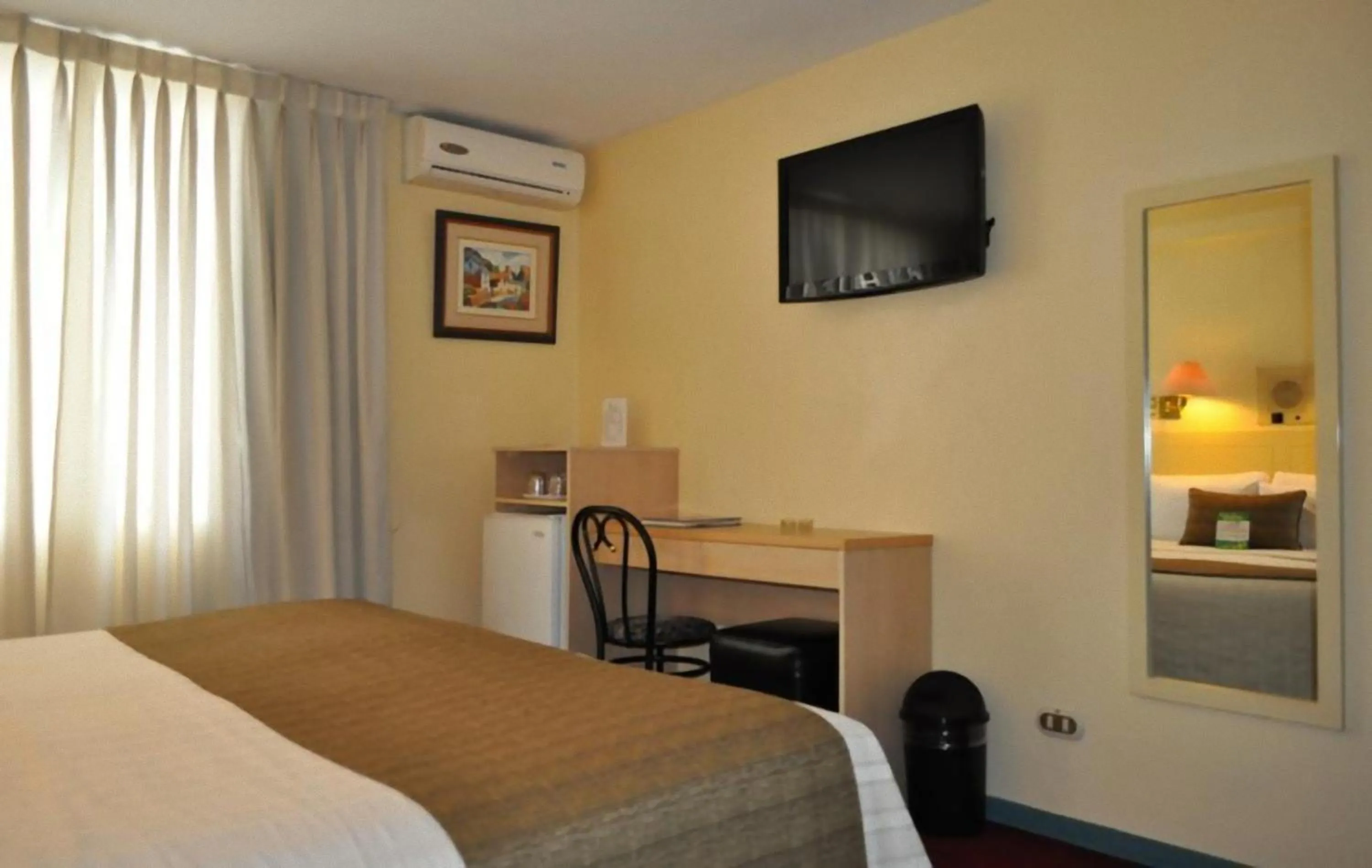 TV and multimedia, Bed in Embajadores Hotel