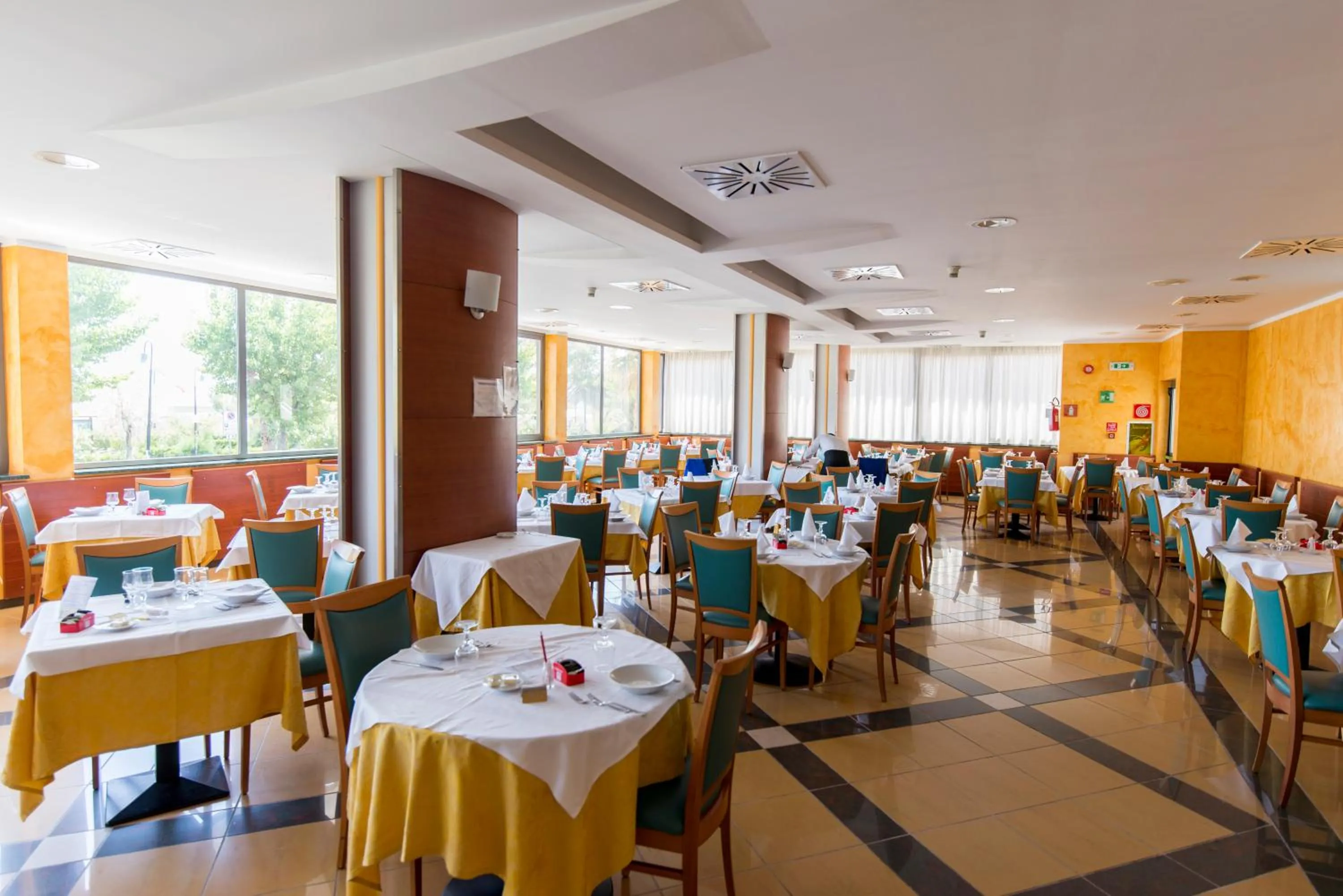 Restaurant/places to eat in Hotel Atlas