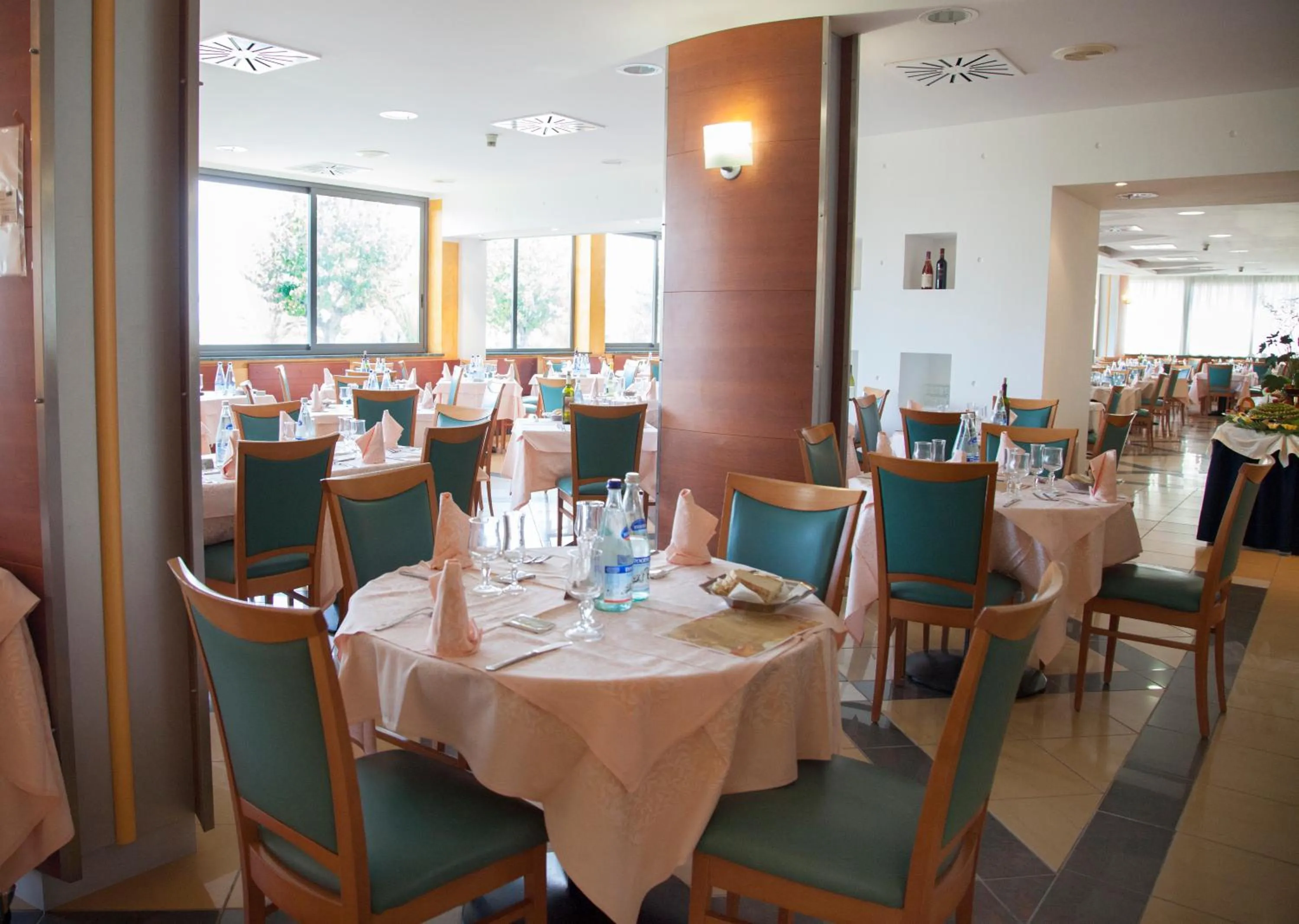 Restaurant/places to eat in Hotel Atlas