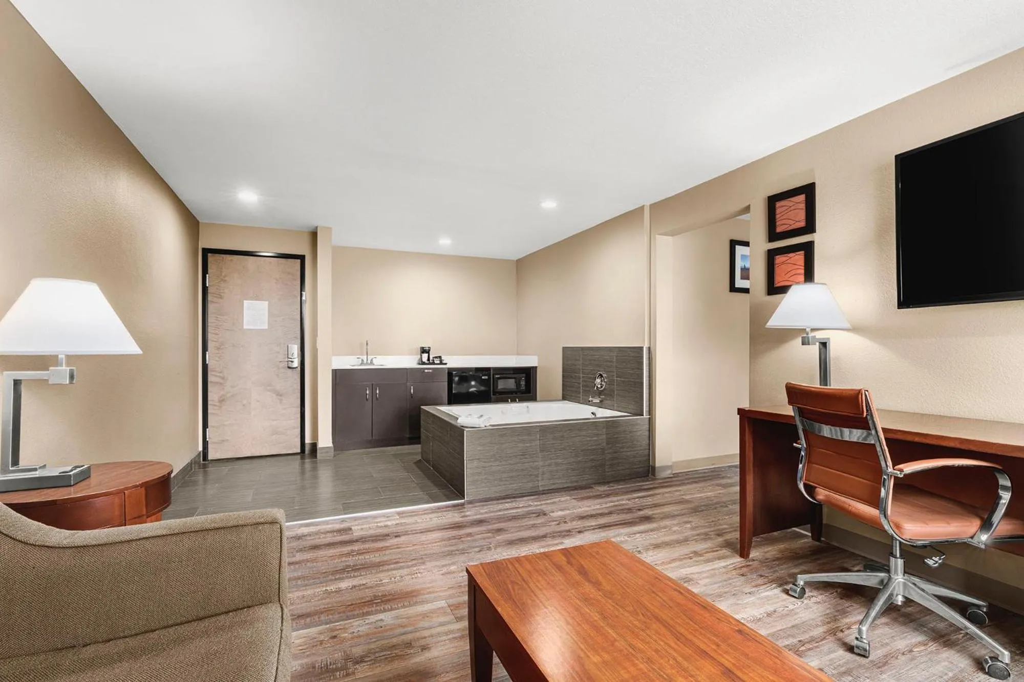 Hot Tub in Comfort Inn & Suites Beaverton - Portland West