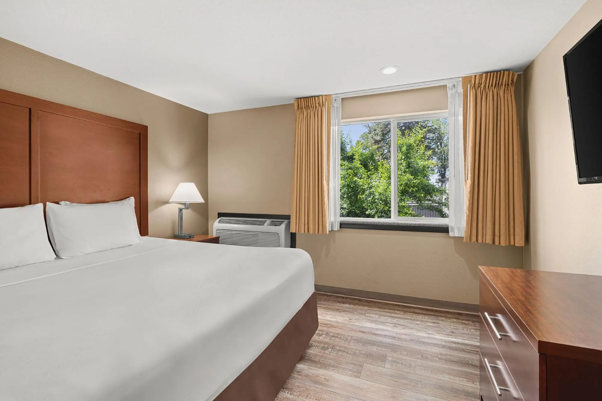 Bed in Comfort Inn & Suites Beaverton - Portland West