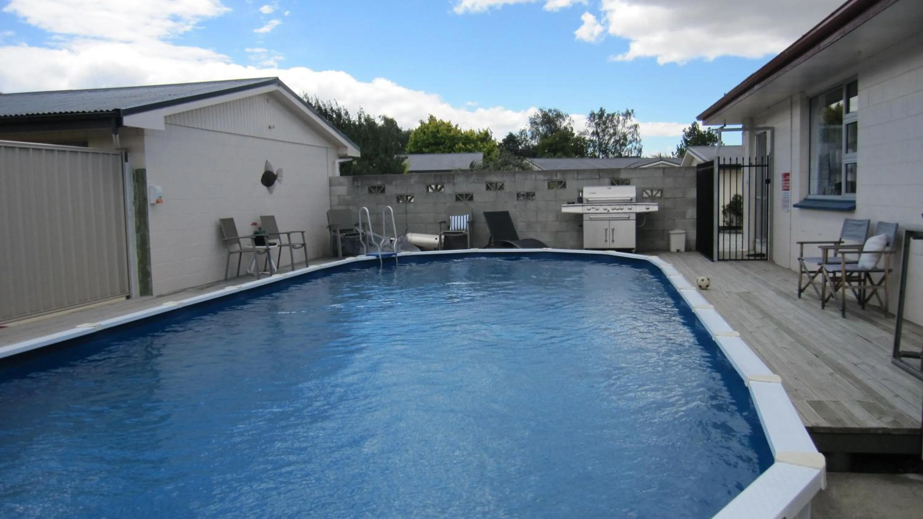 Swimming pool in Cromwell Motel