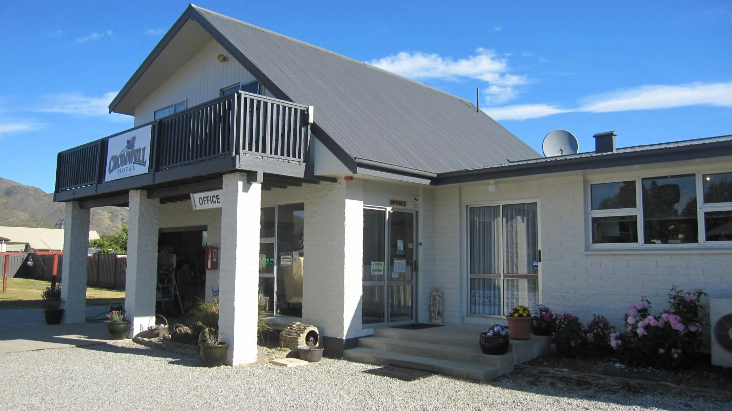 Property building in Cromwell Motel