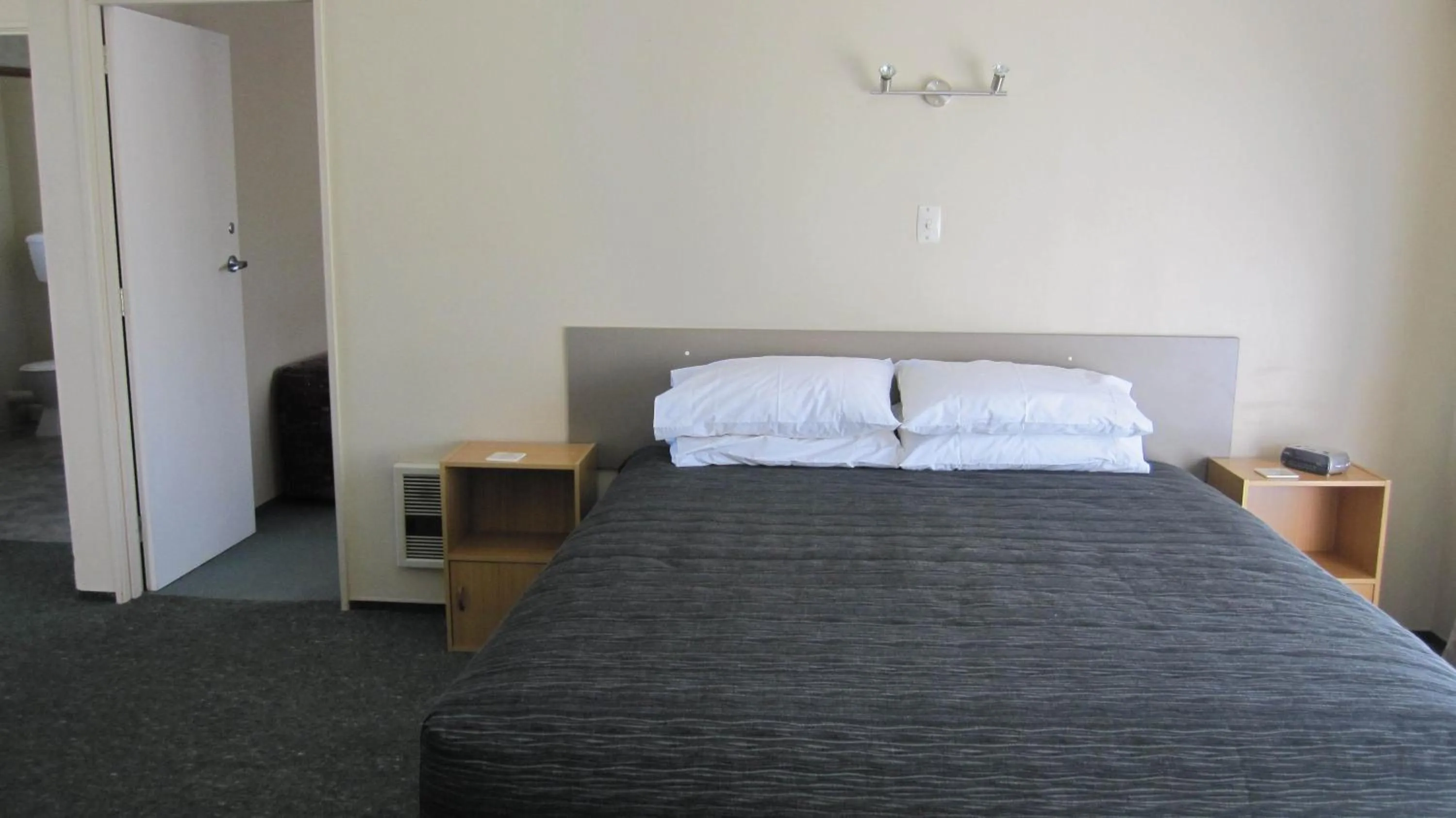 Photo of the whole room, Bed in Cromwell Motel