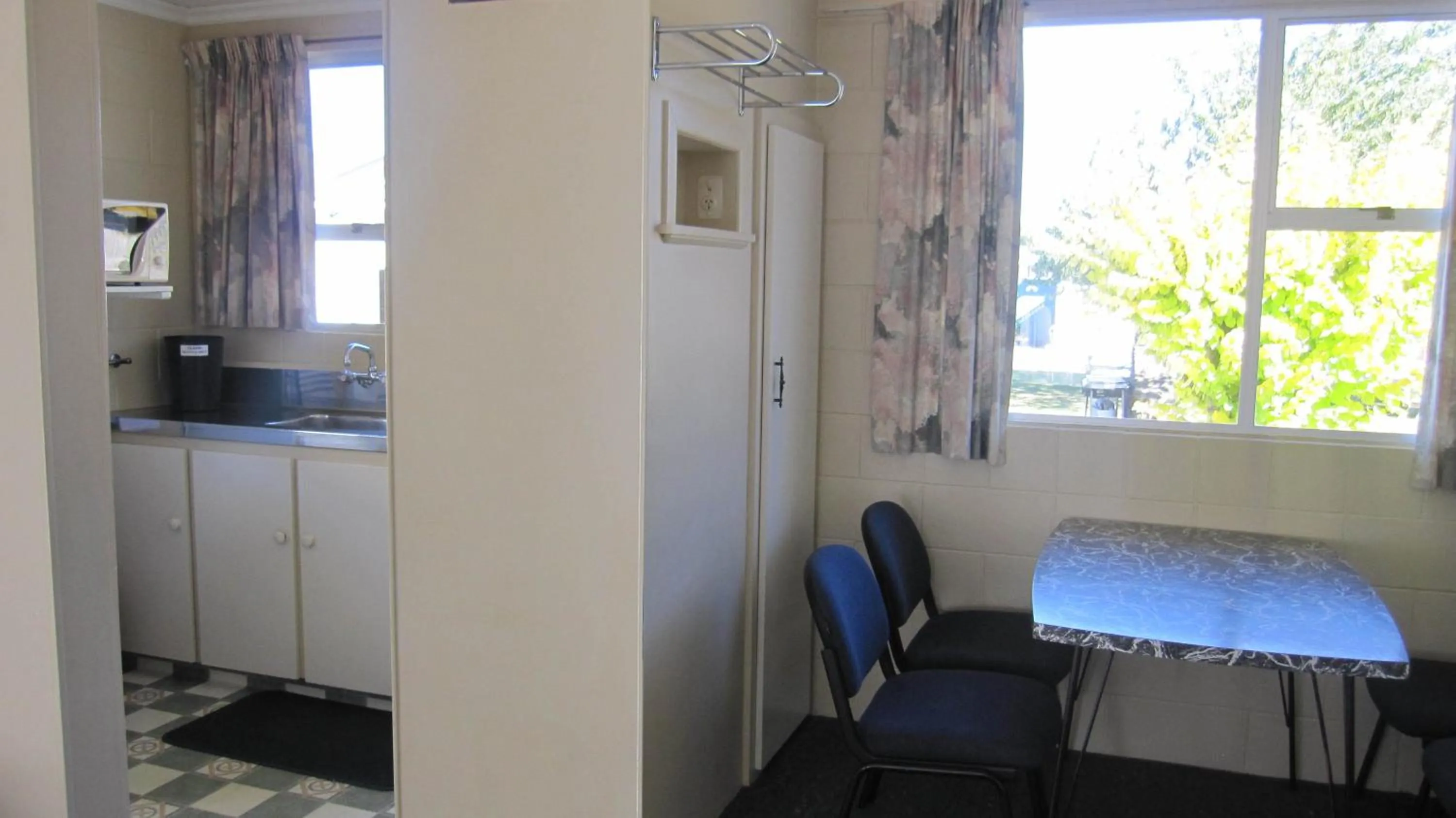 Kitchen or kitchenette in Cromwell Motel
