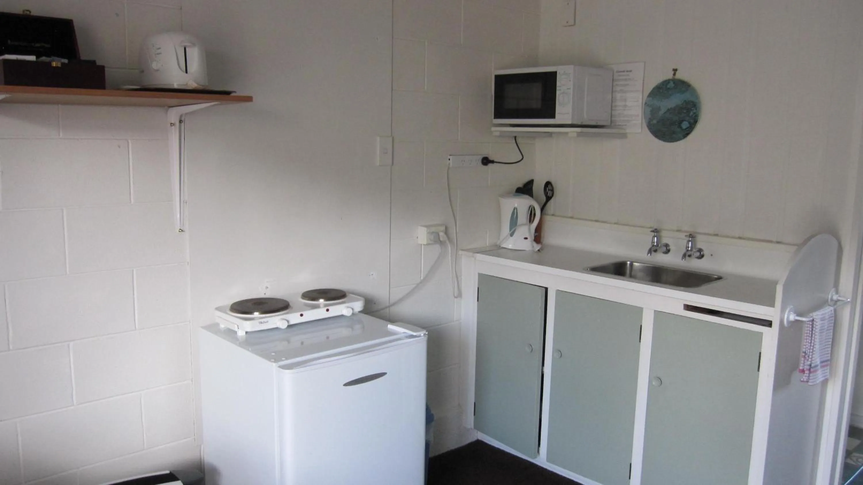 Kitchen or kitchenette in Cromwell Motel