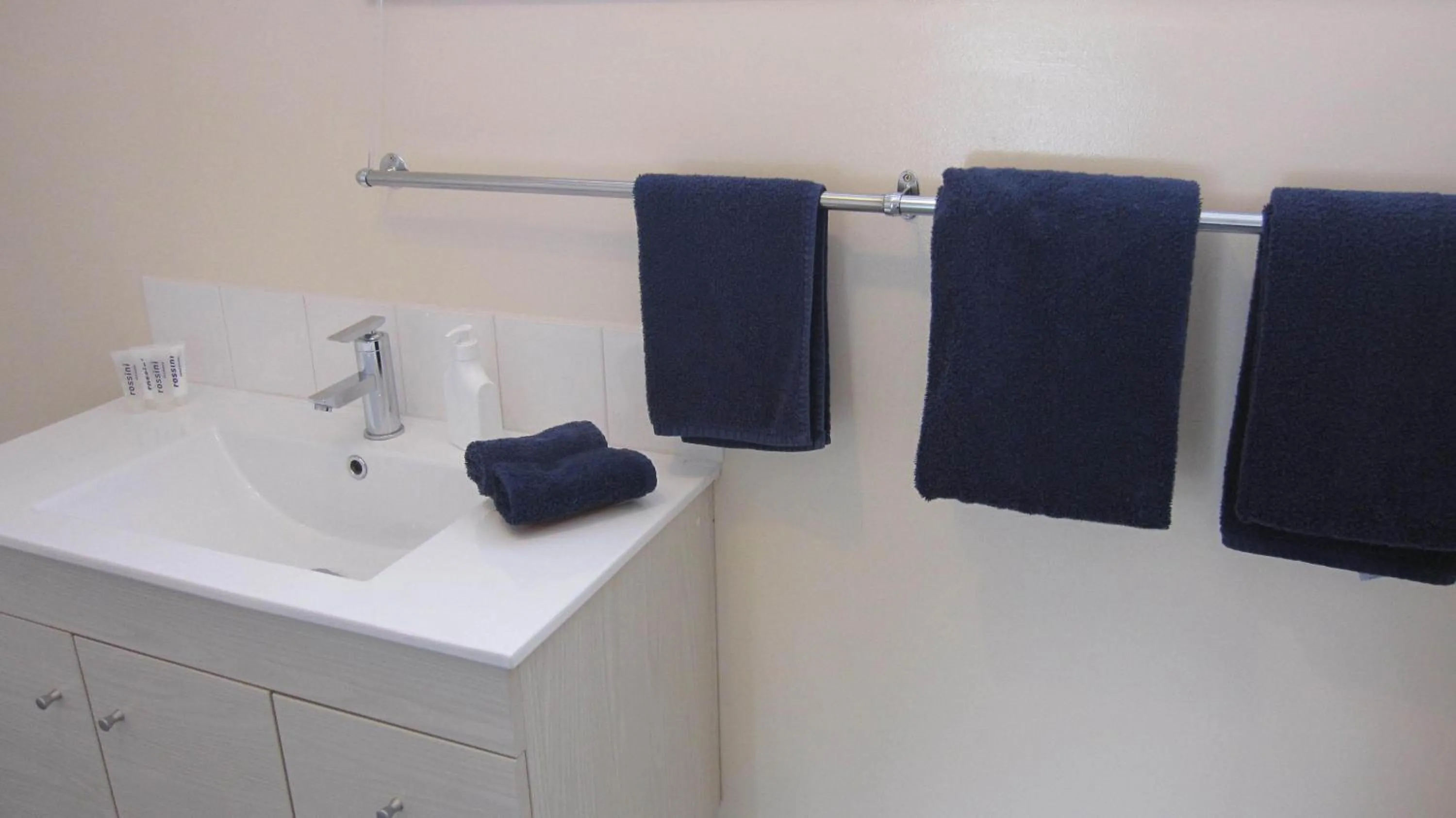 Bathroom in Cromwell Motel