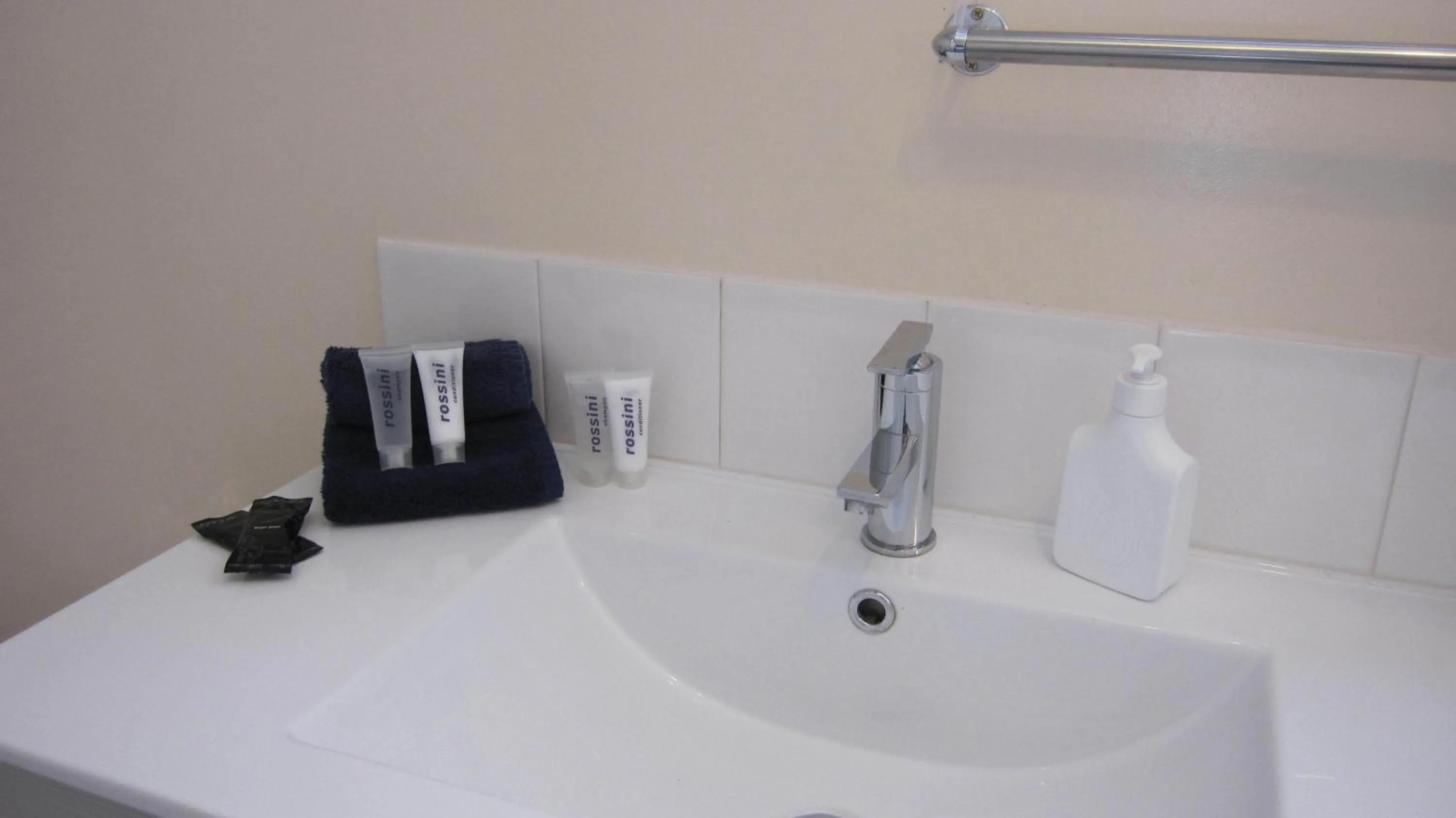 Bathroom in Cromwell Motel