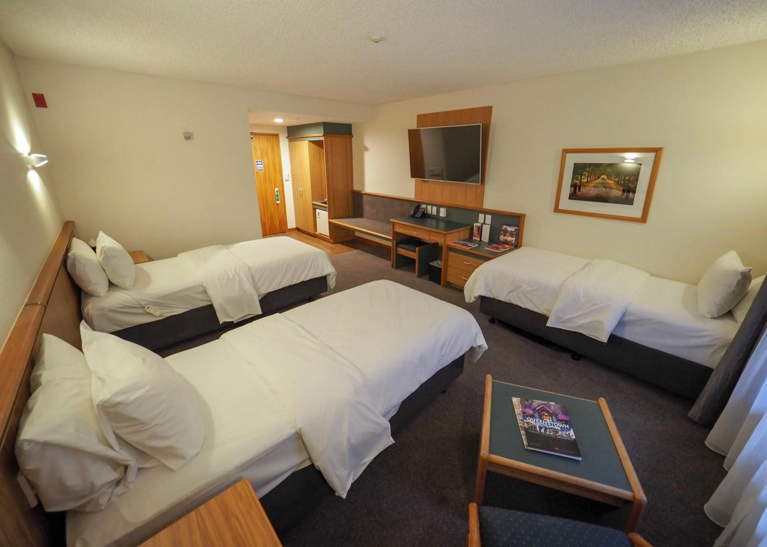 Coffee/tea facilities, Bed in Swiss-Belresort Coronet Peak