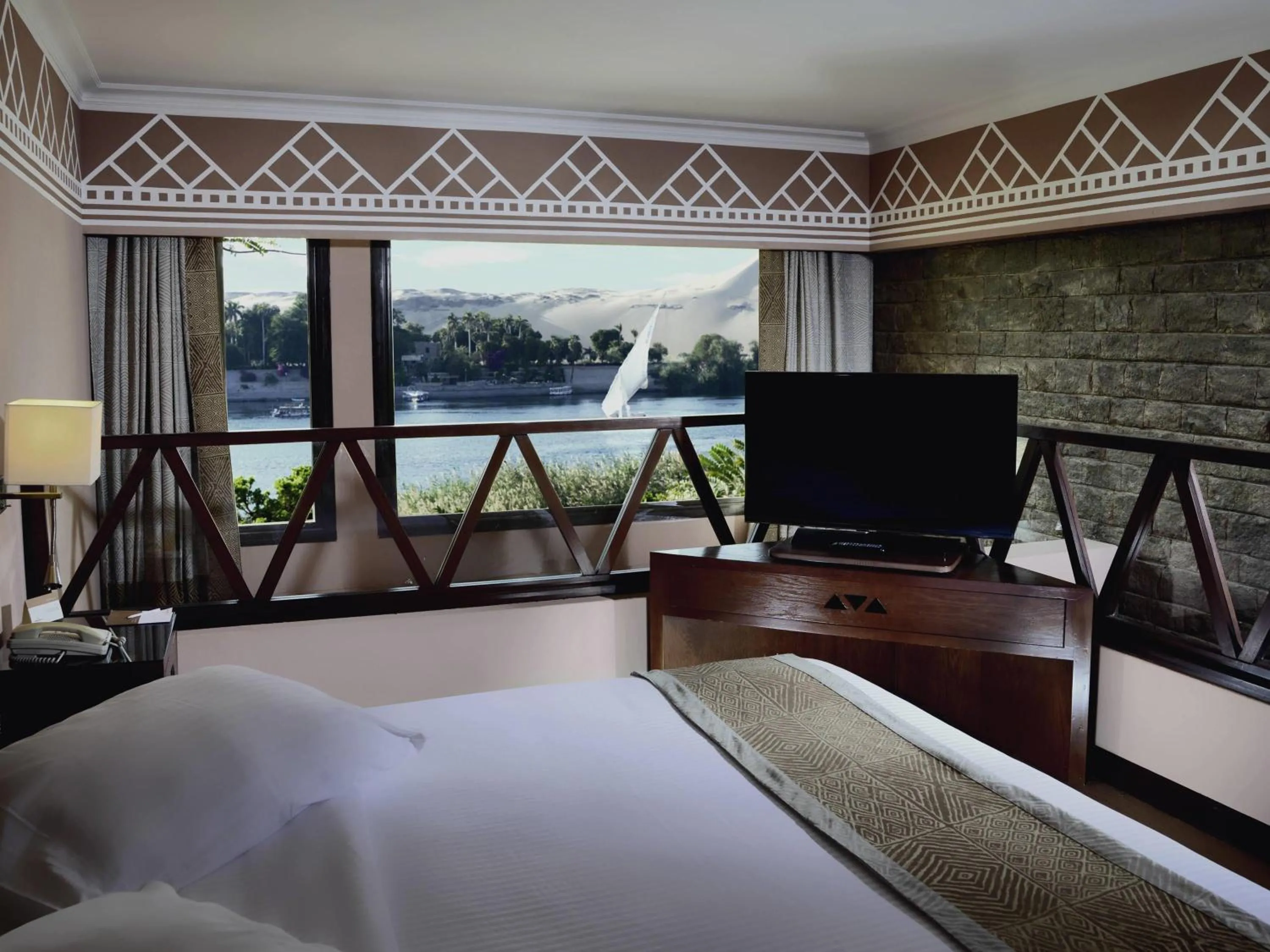 Bedroom, Bed in Mövenpick Resort Aswan