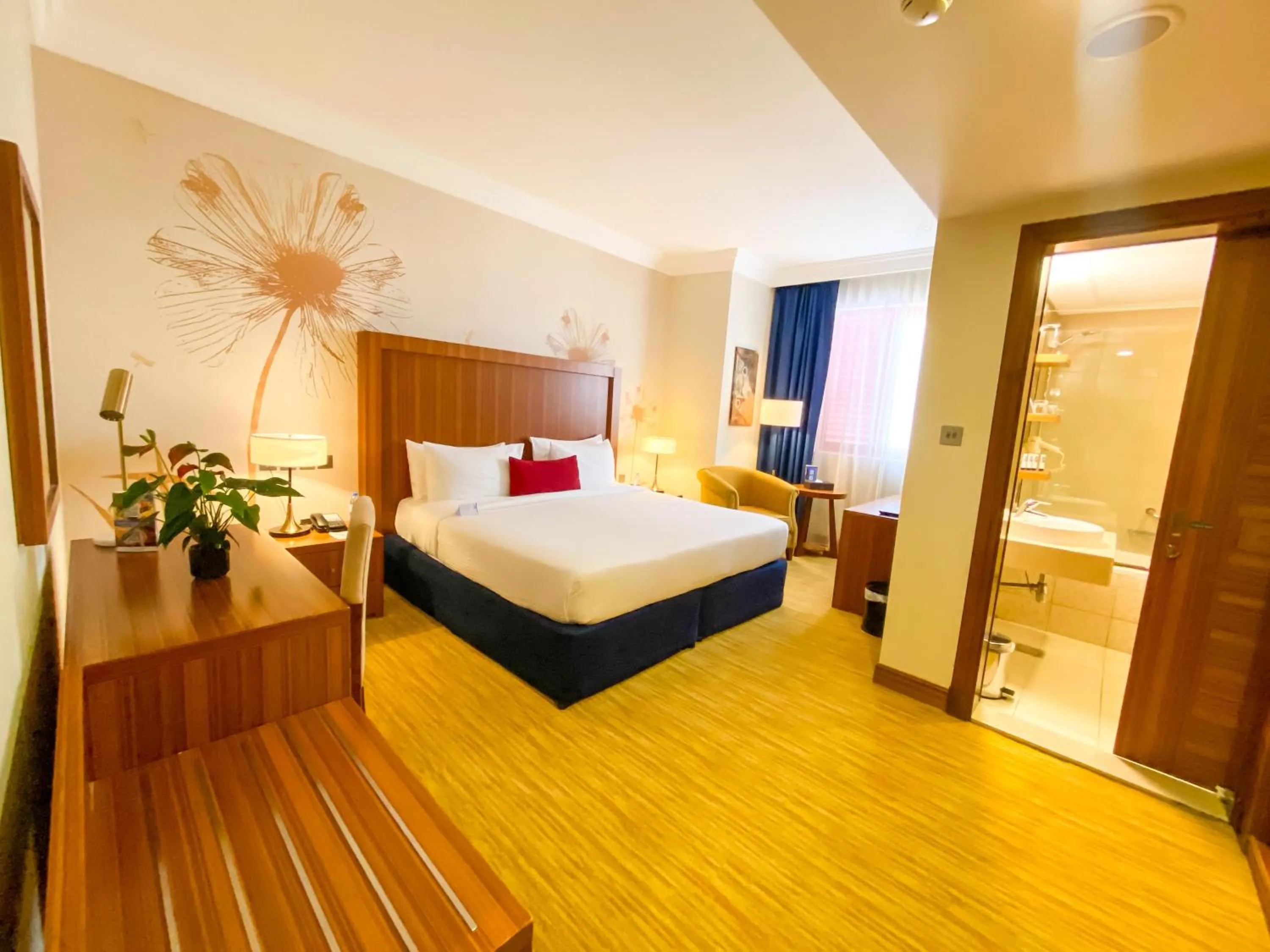 Bedroom, Bed in City Seasons Al Hamra Hotel