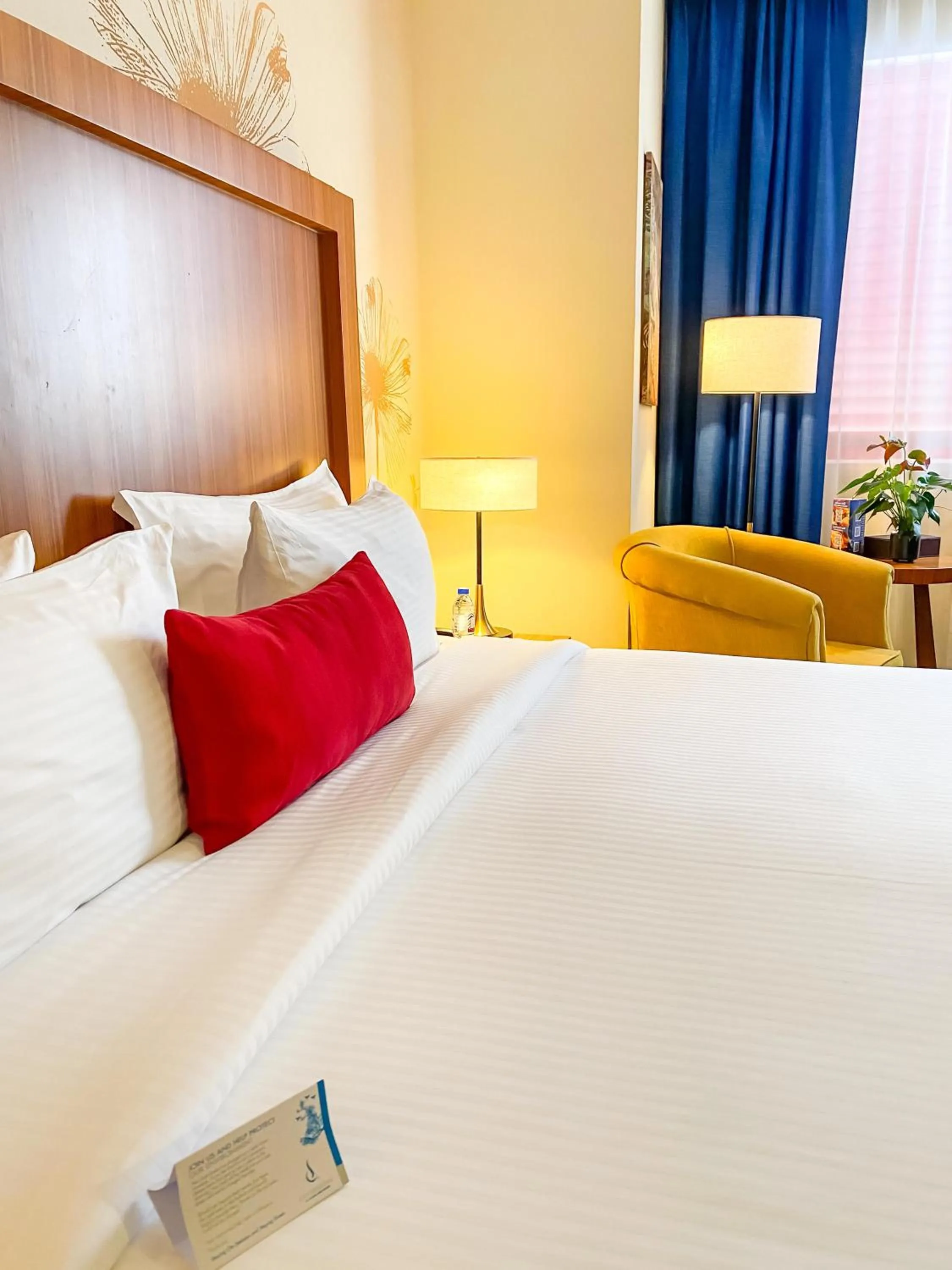 Bedroom, Bed in City Seasons Al Hamra Hotel