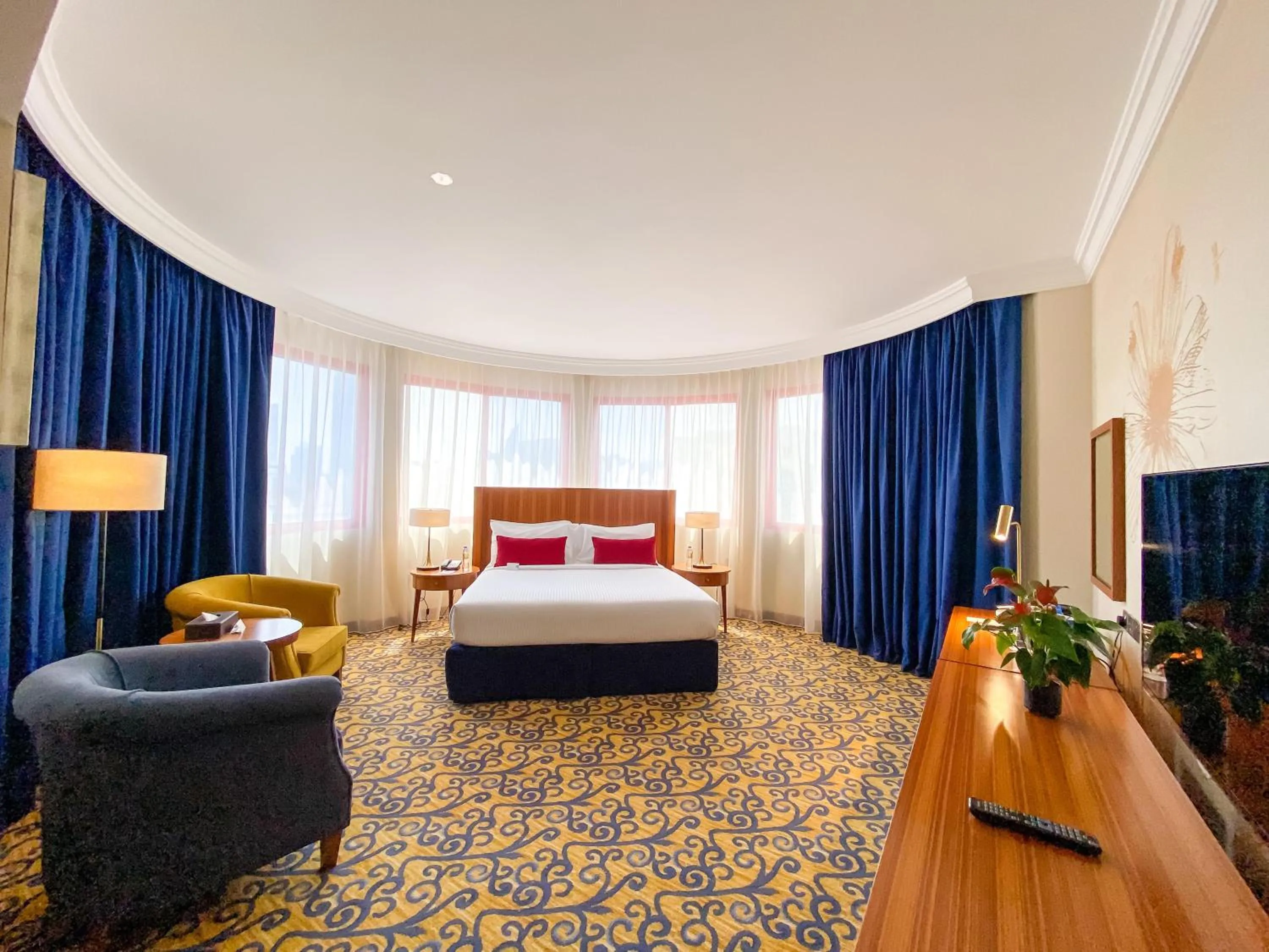 Bedroom, Bed in City Seasons Al Hamra Hotel