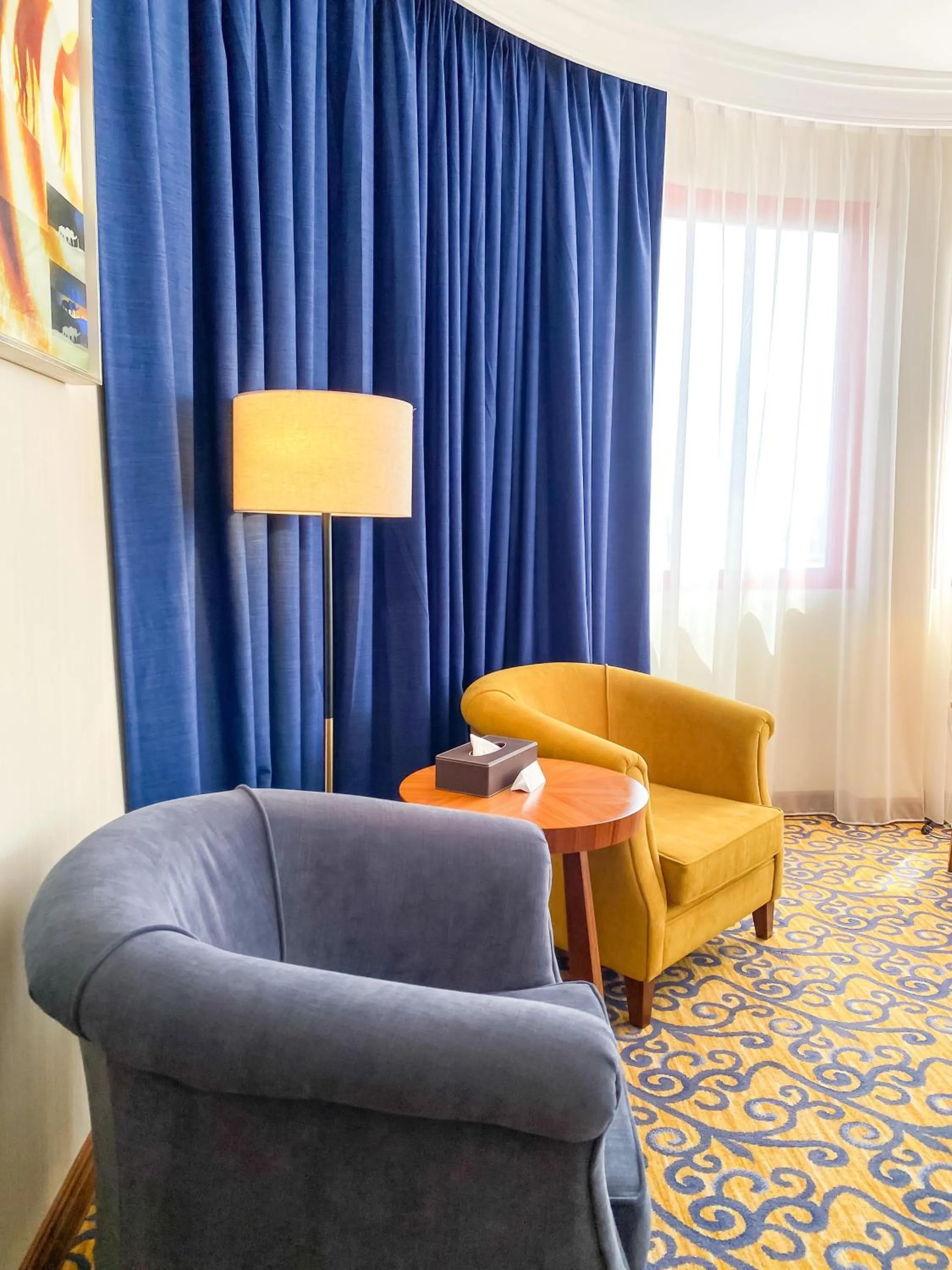 Seating area in City Seasons Al Hamra Hotel