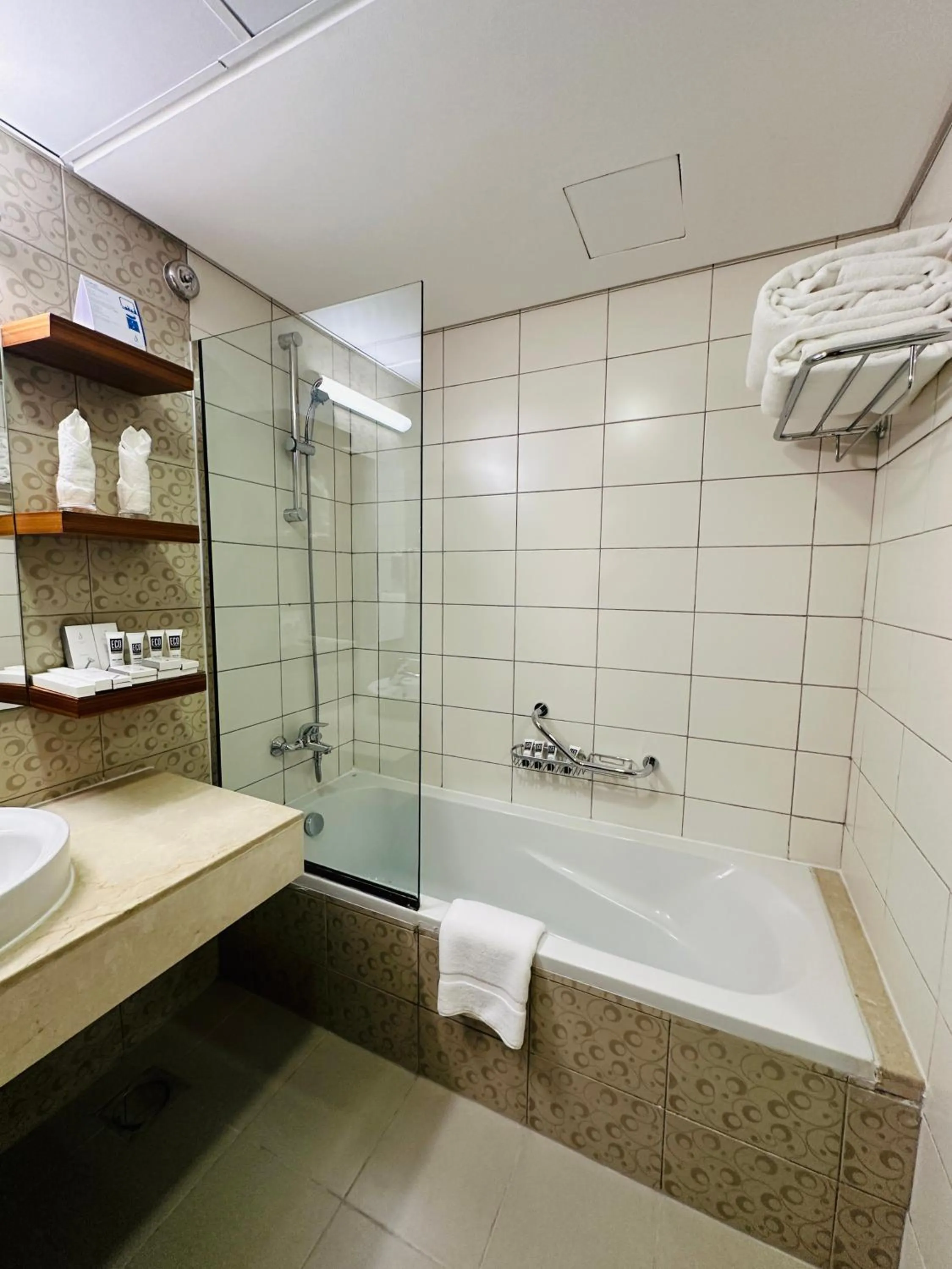 Bath in City Seasons Al Hamra Hotel