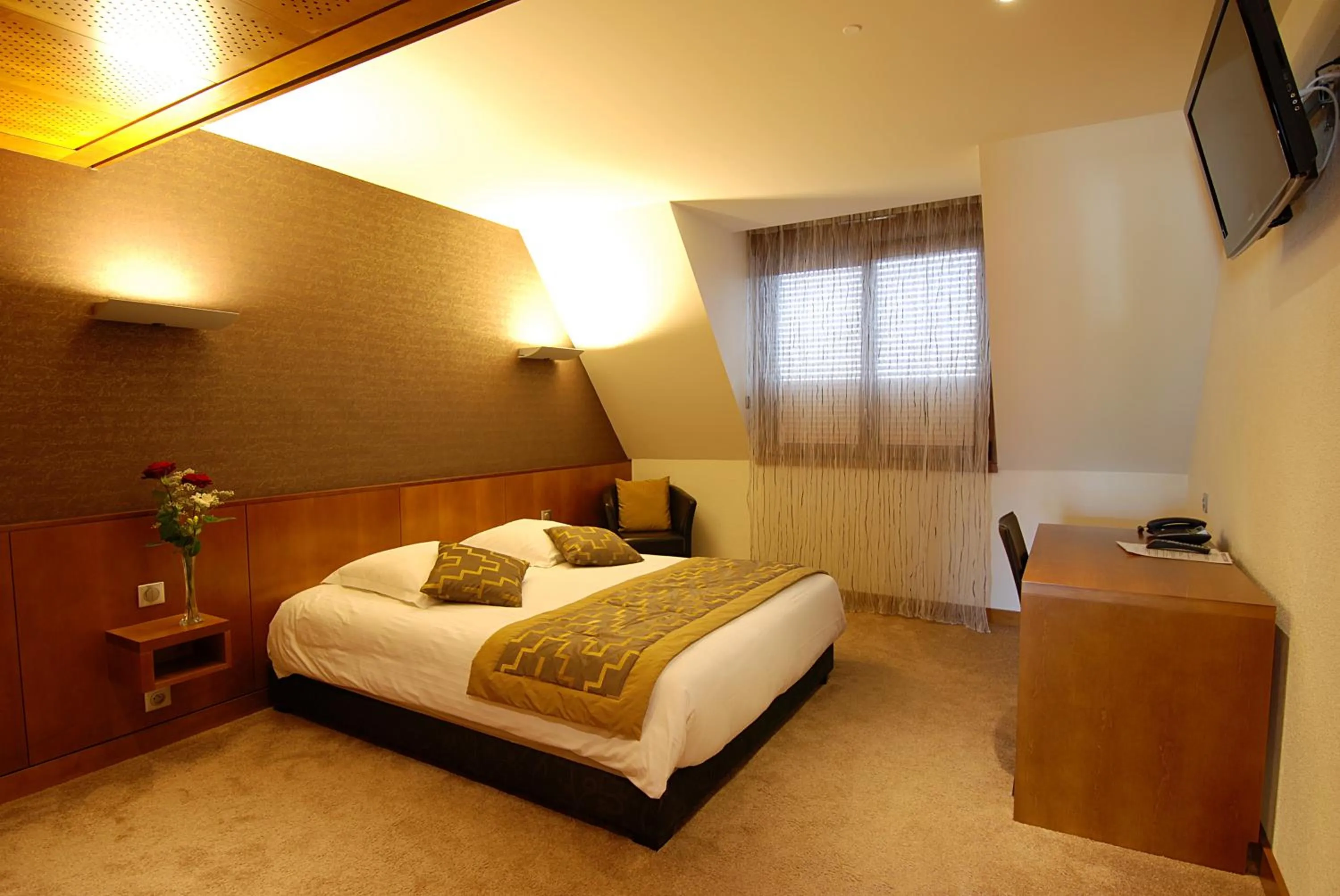 Photo of the whole room, Bed in Hotel Au Nid De Cigognes