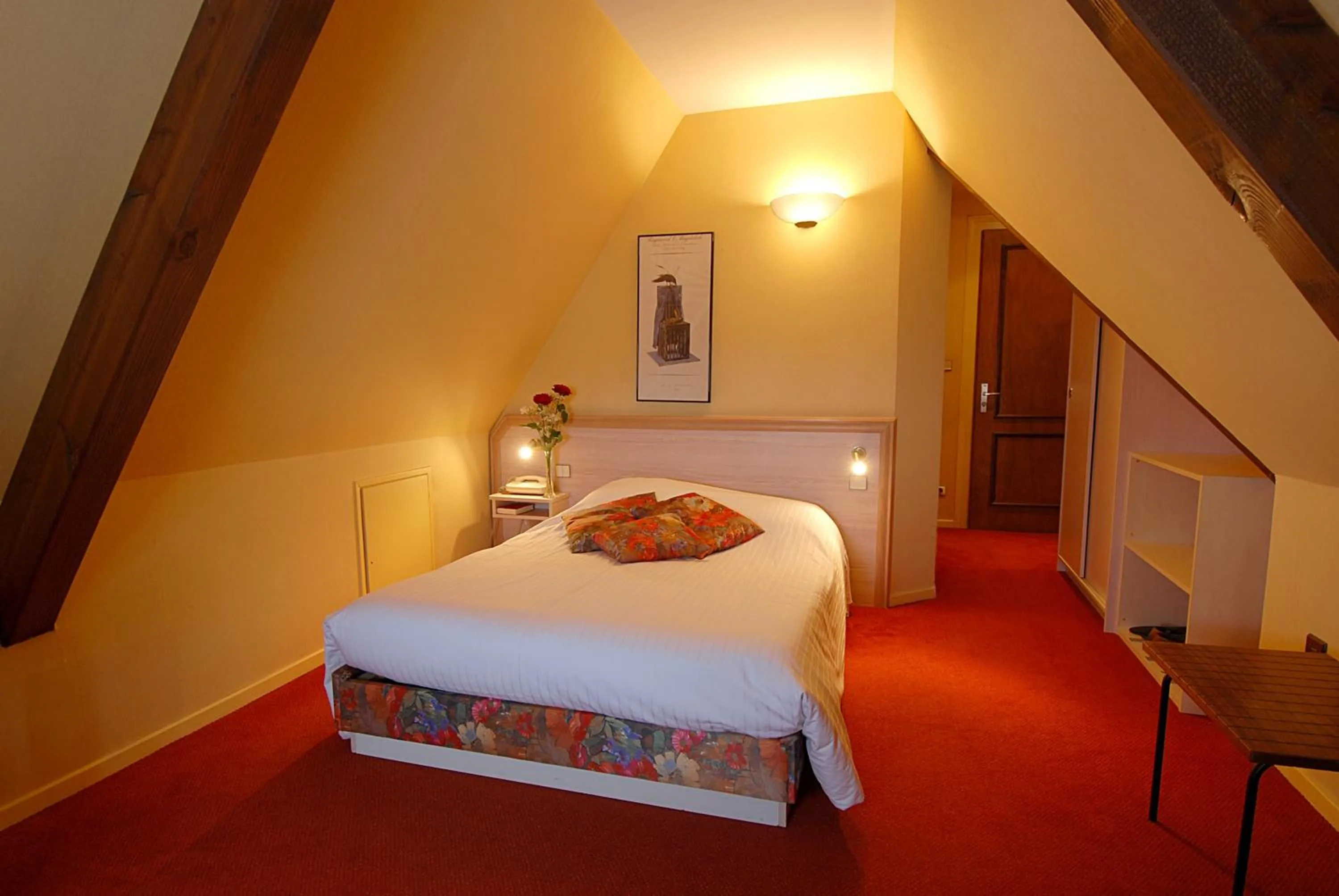 Photo of the whole room, Bed in Hotel Au Nid De Cigognes