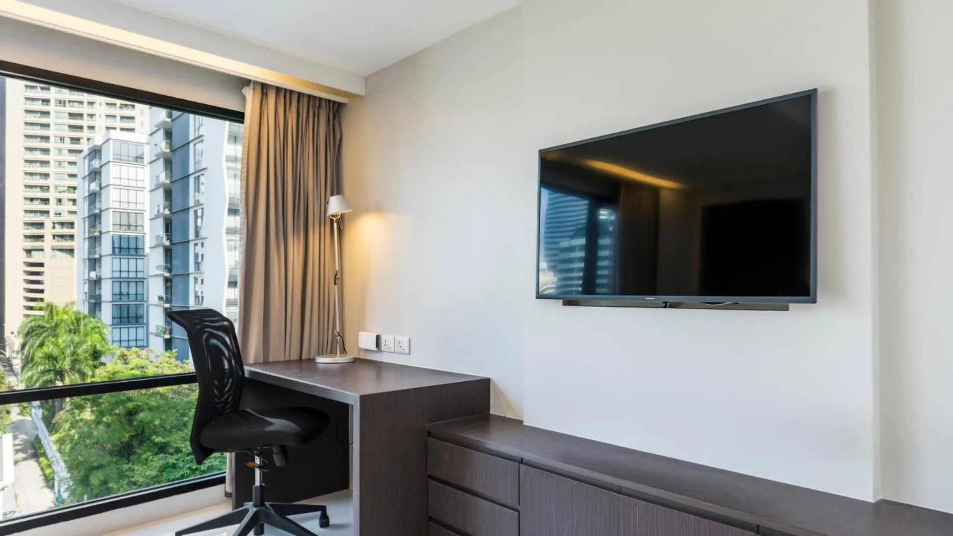 Living room in Maitria Hotel Sukhumvit 18 Bangkok – A Chatrium Collection