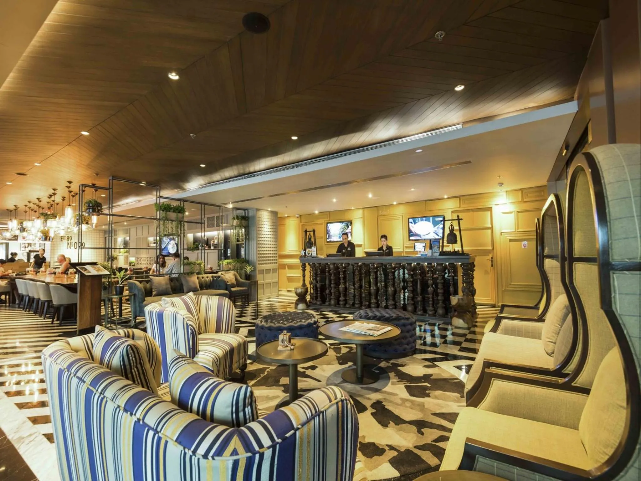 Lobby or reception in Maitria Hotel Sukhumvit 18 Bangkok – A Chatrium Collection