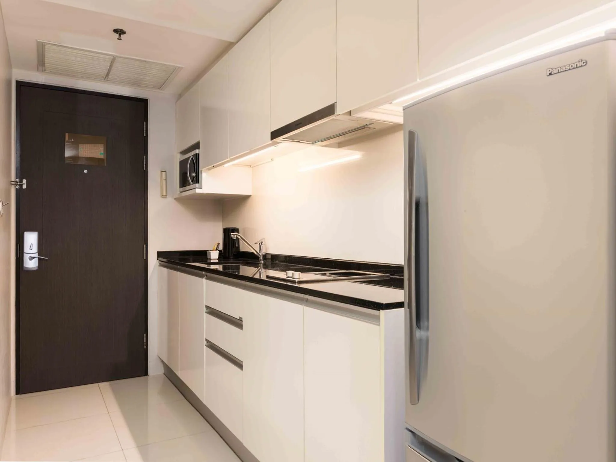 Kitchen or kitchenette in Maitria Hotel Sukhumvit 18 Bangkok – A Chatrium Collection