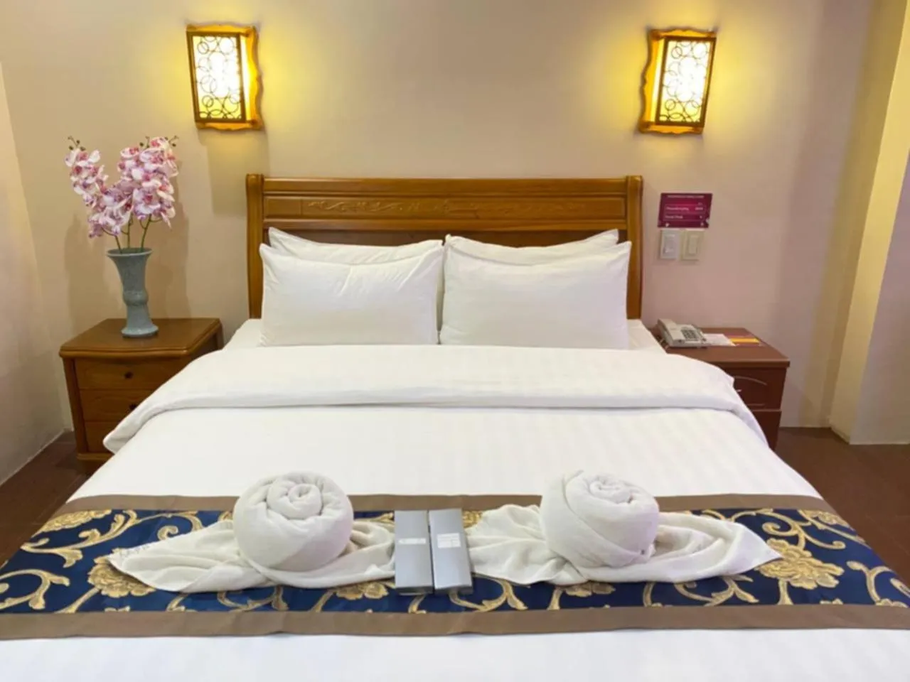 towels, Bed in A&A Plaza Hotel