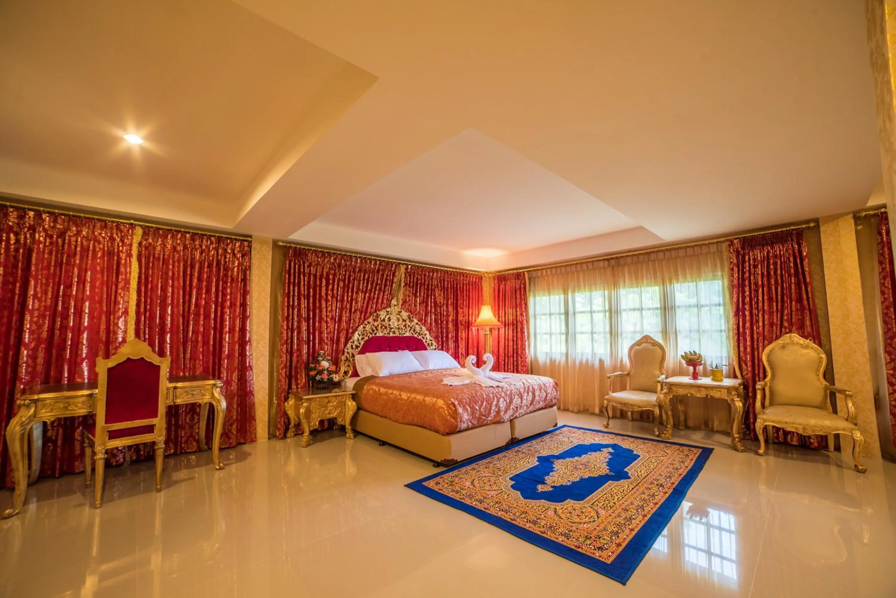 Bed in Nakaraj Princess Chiang Rai - Walking Street