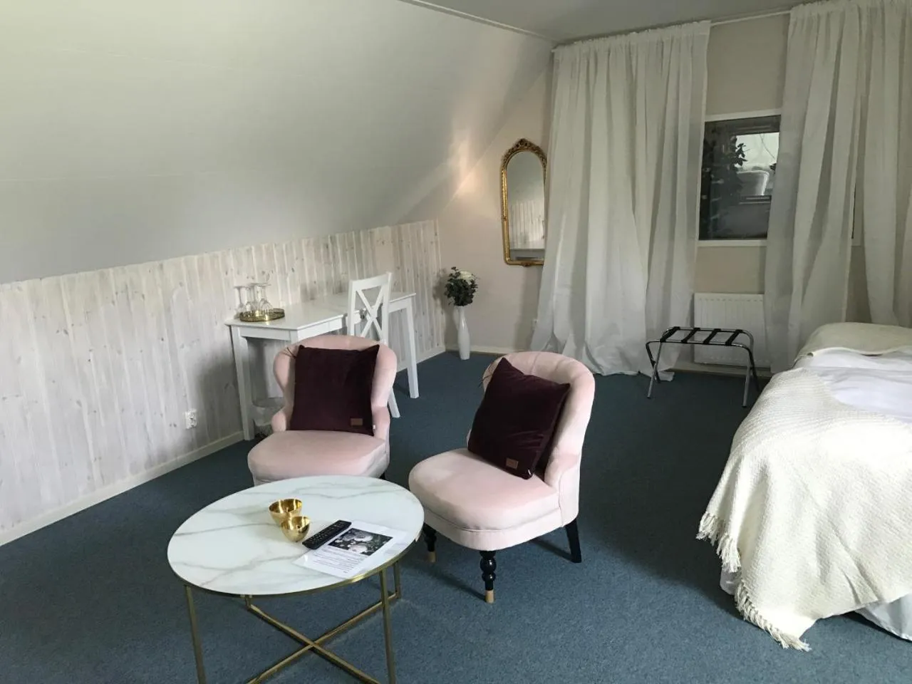 Seating area, Bed in Hotell Turistgården i Simrishamn