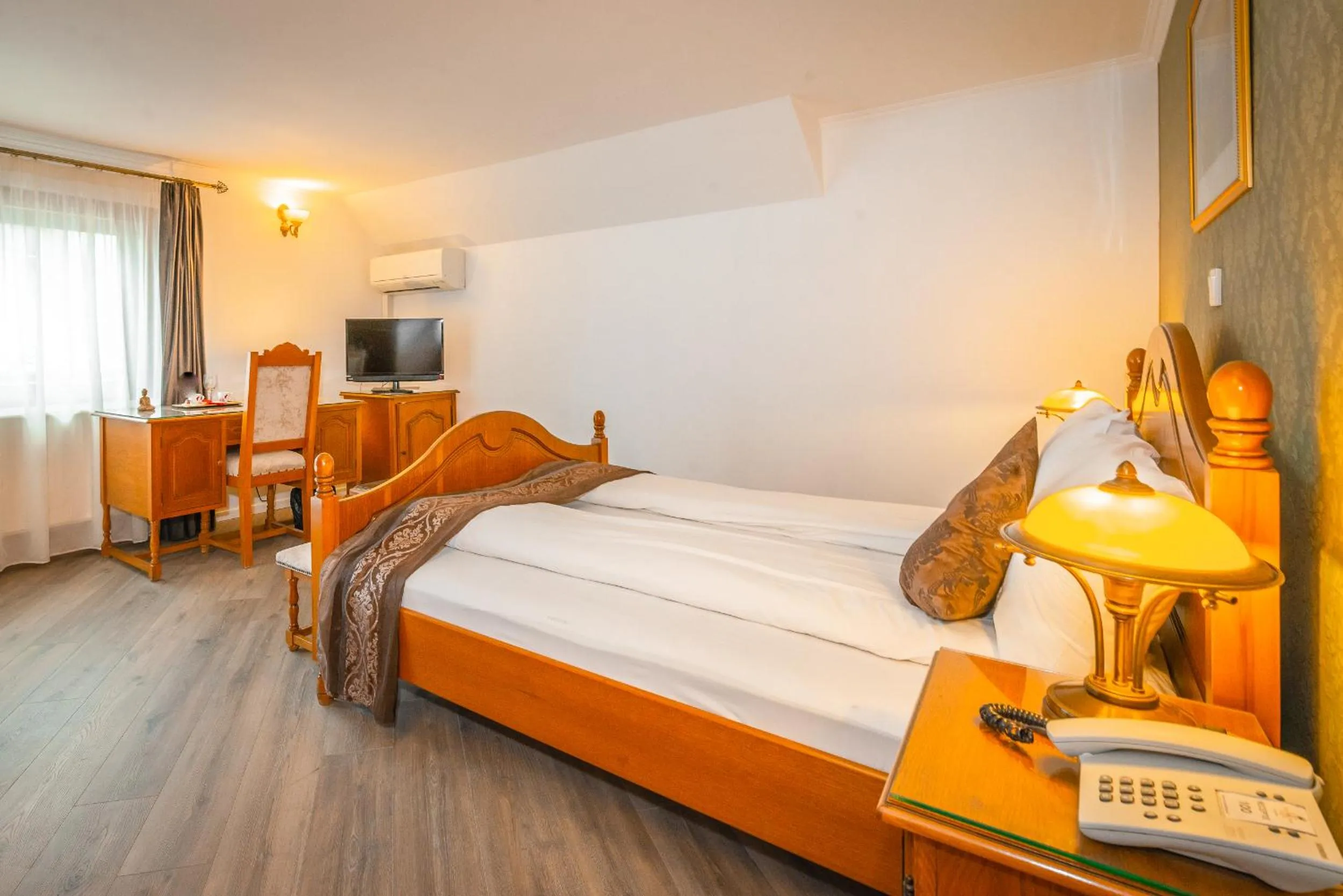 Photo of the whole room, Bed in Hotel Korona