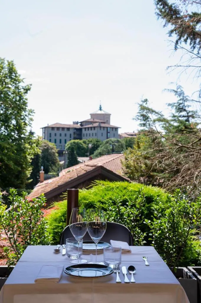 Restaurant/places to eat in Le Funi Hotel