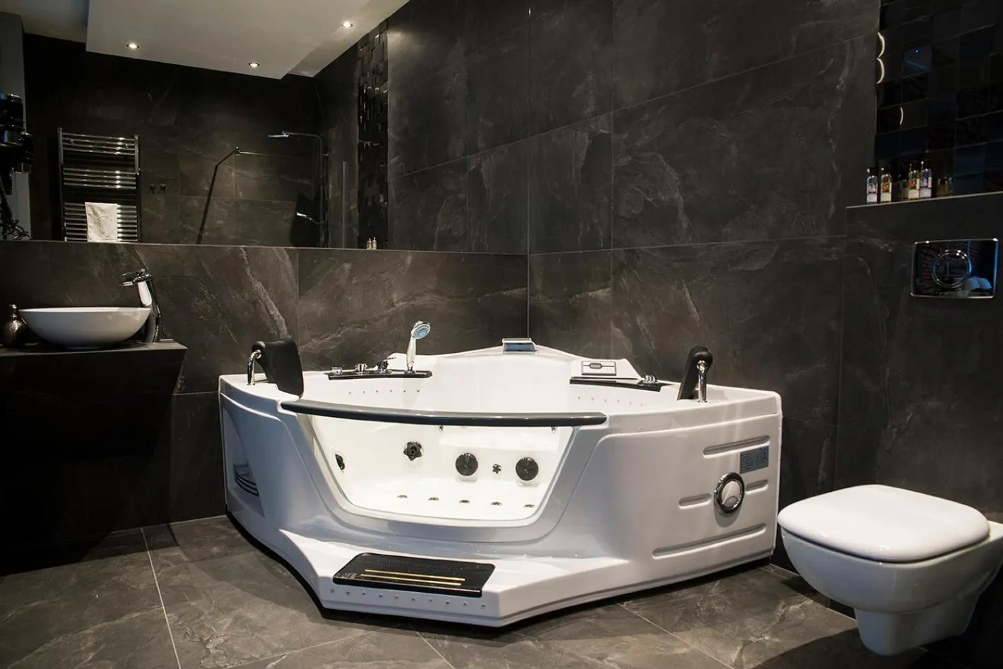 Toilet in Leo Apartments Old Town