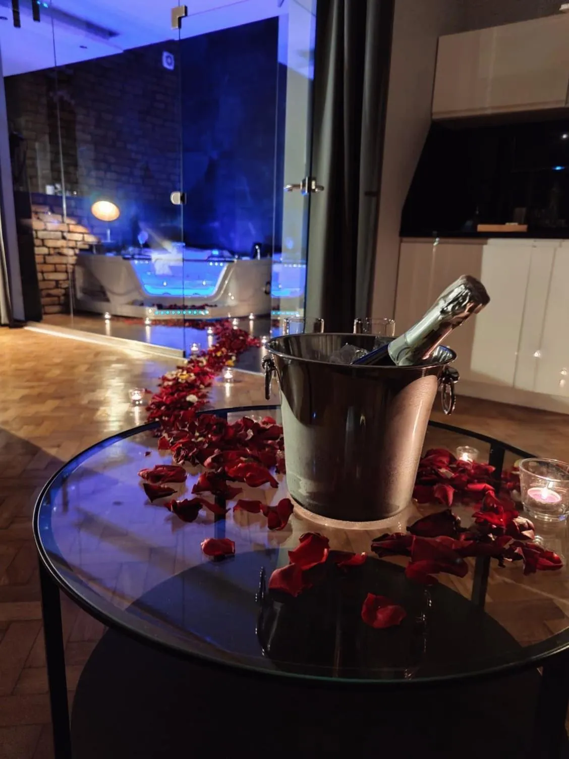 Hot Tub in Leo Apartments Old Town