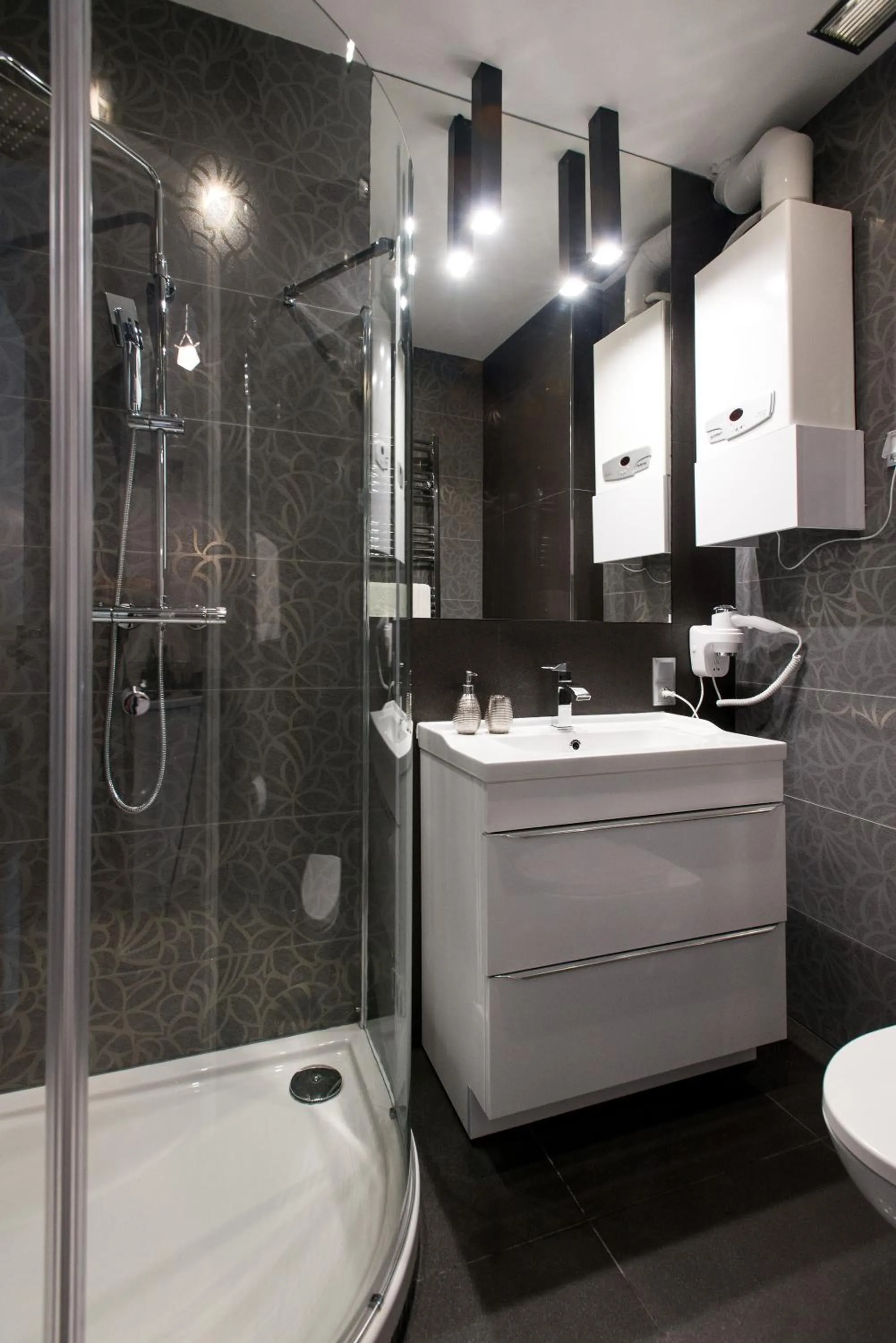 Shower in Leo Apartments Old Town