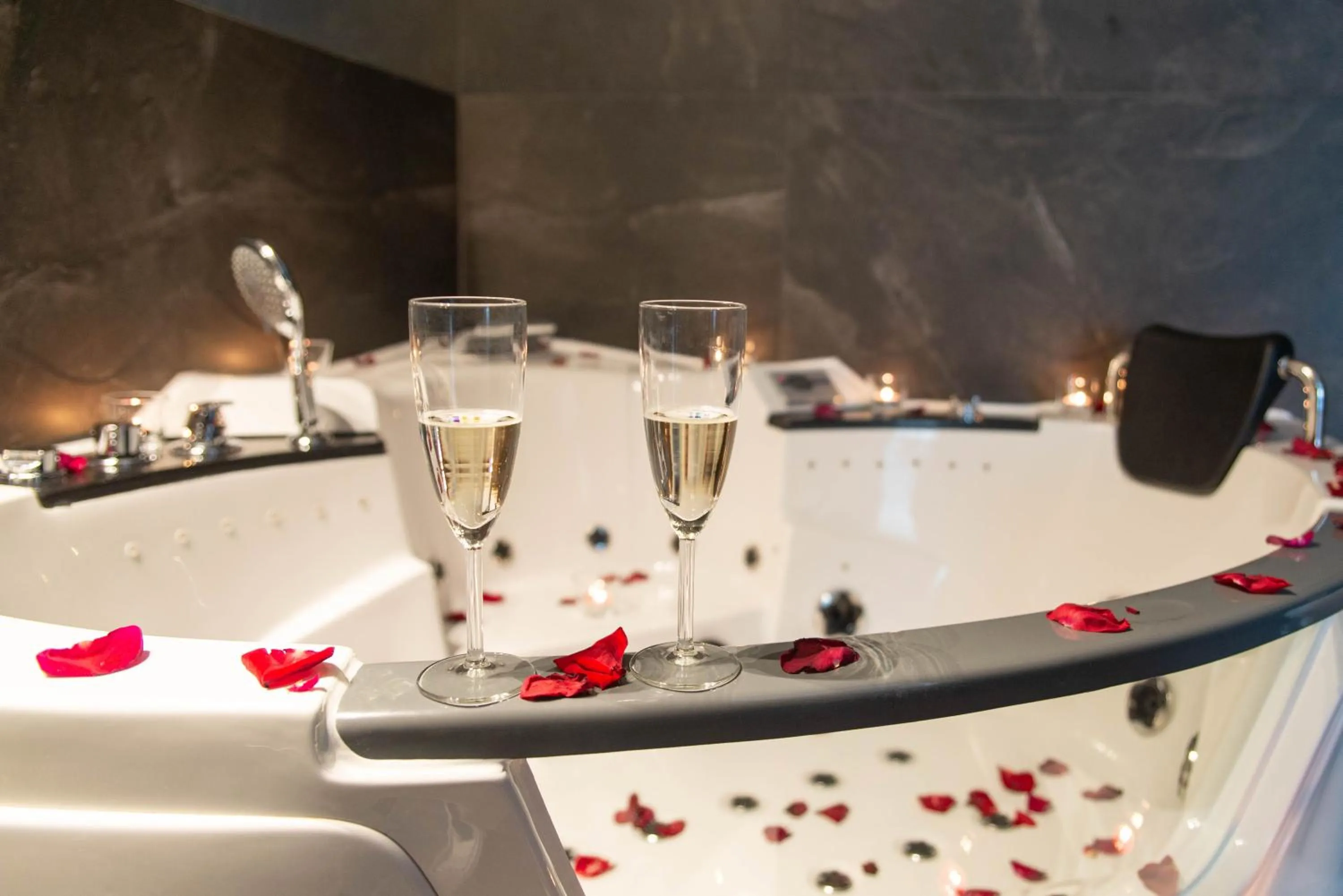 Hot Tub in Leo Apartments Old Town