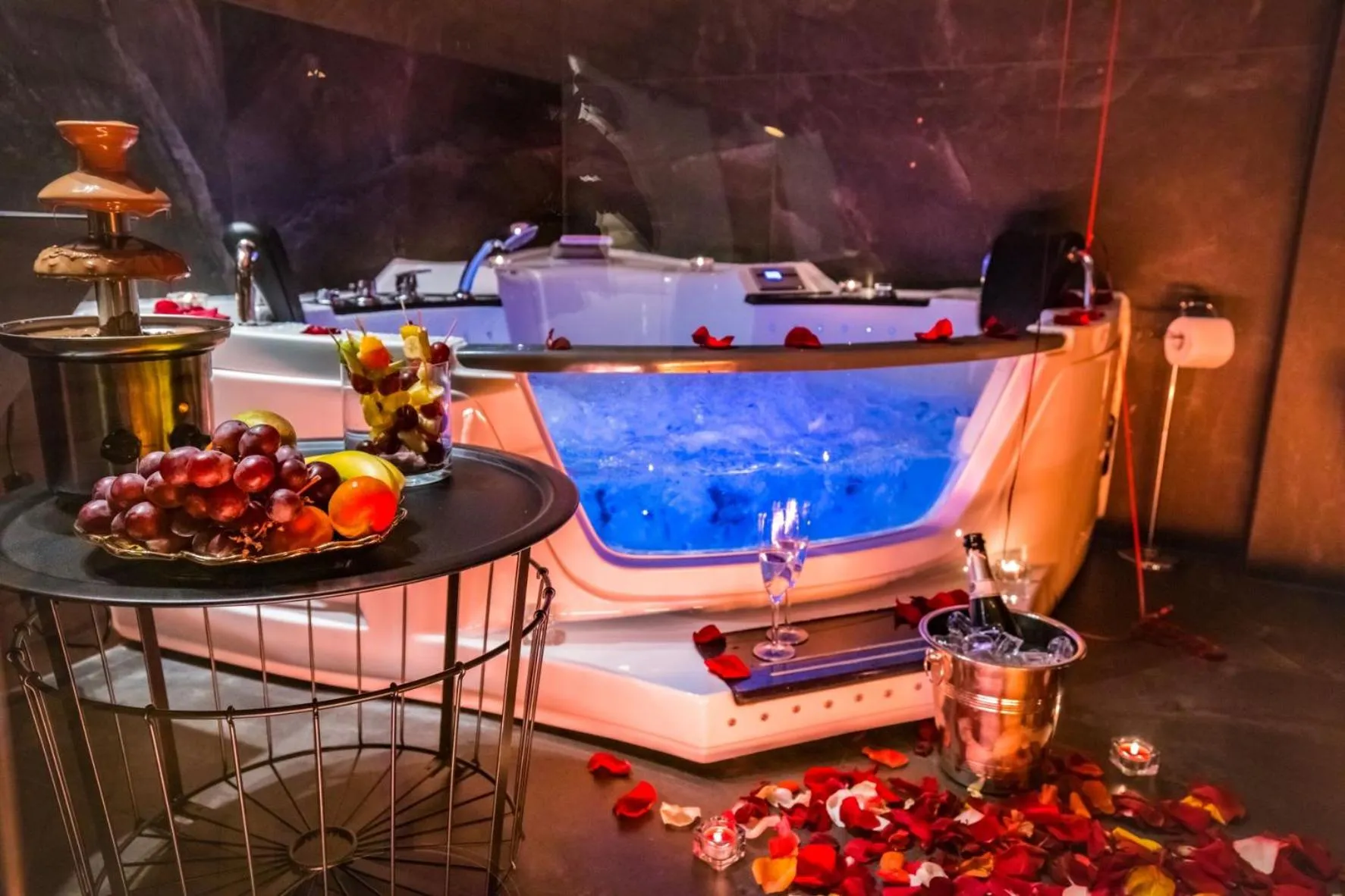 Hot Tub in Leo Apartments Old Town