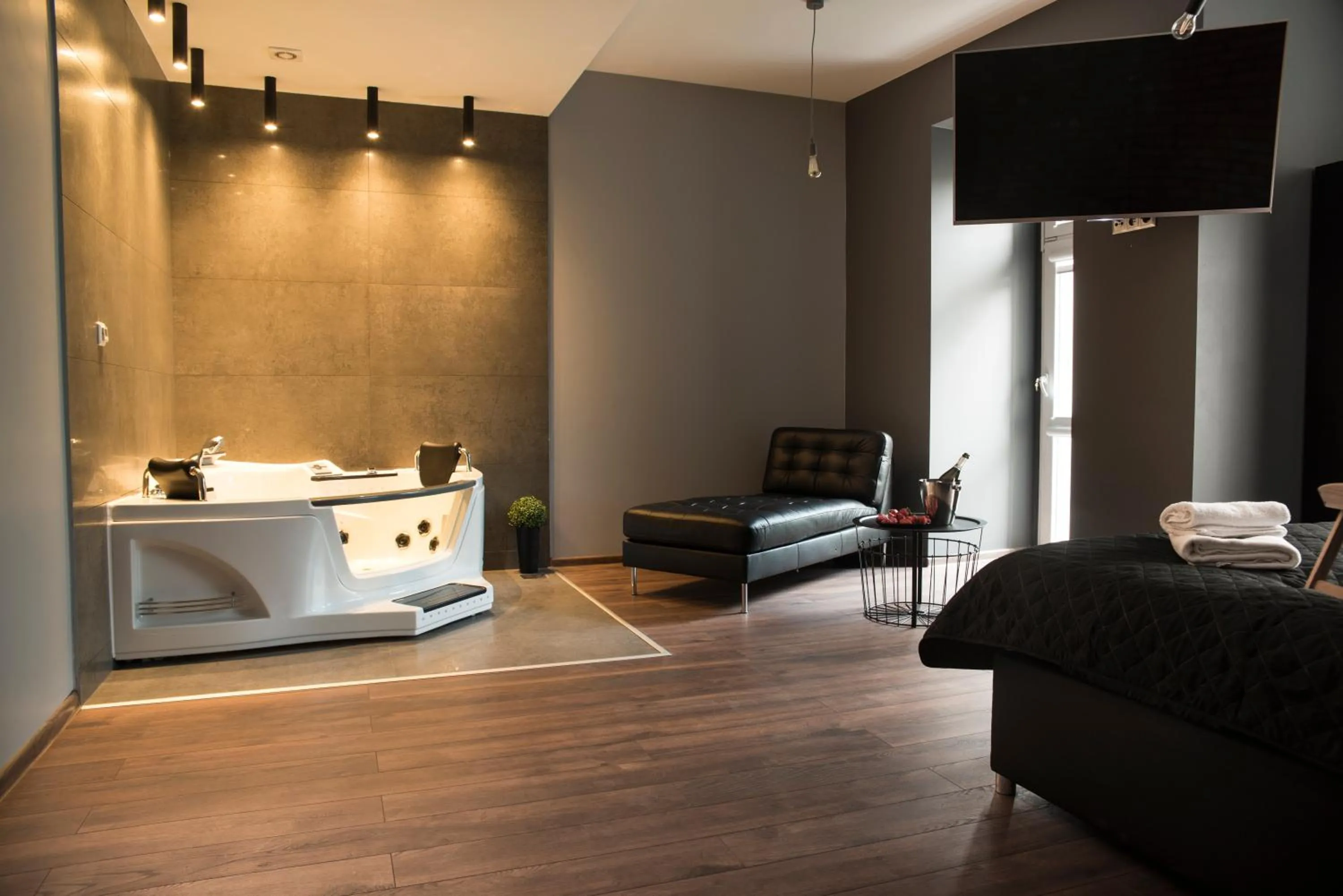 Hot Tub, Bed in Leo Apartments Old Town