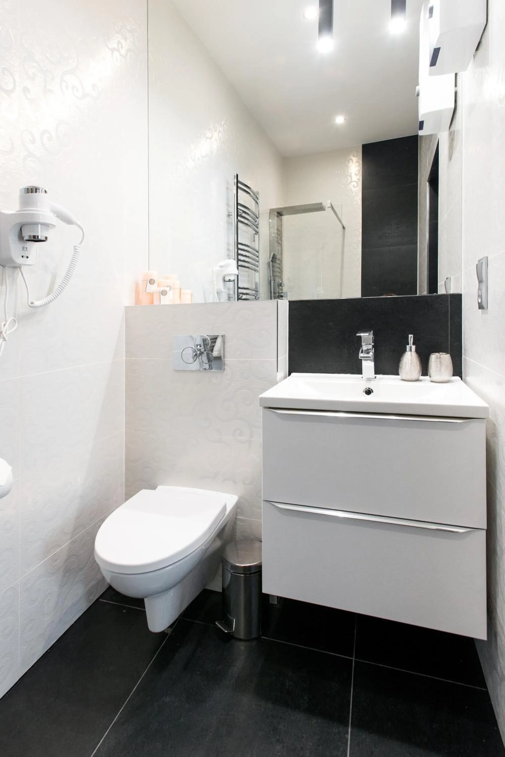 Shower in Leo Apartments Old Town